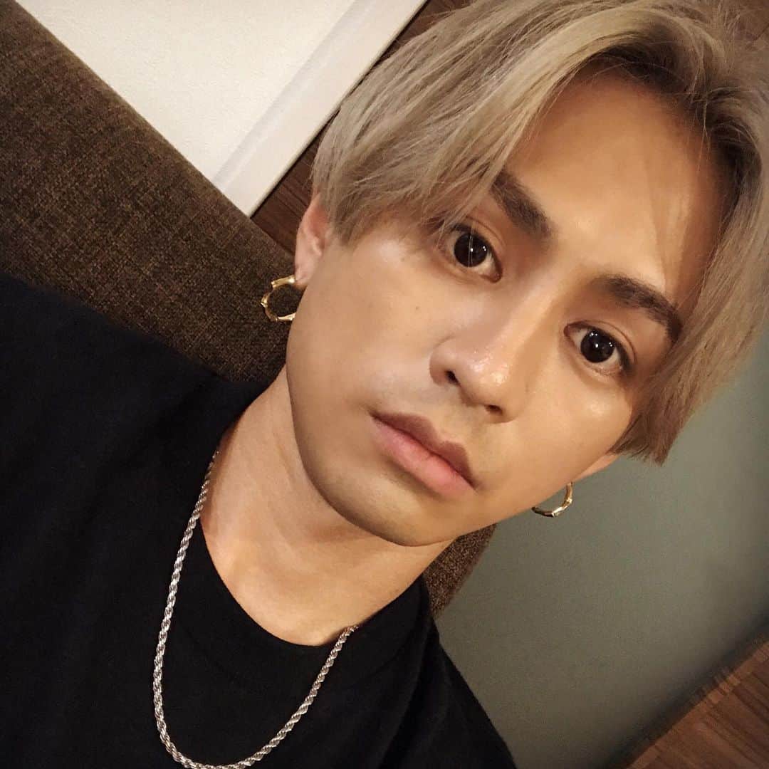 中垣悟のインスタグラム：「昨日はミュージックビデオの撮影をしていました！ 先日のレコーディングといい、本当にいい曲、MVが出来てきています。 6月から長年お世話になったavexから独立し、事務所にも所属せずフリーで活動を初めてから自分の予想をさらに上回ることが沢山起こっていまして、さらなる発展が見えそうな事もありながらも、それとは逆にずっと応援して下さっている皆さんにも戸惑わせてしまう事が多々あったと思います。申し訳ありません。 今FREAKはメンバーと新しいスタッフの皆さんや友達であり仕事でもがっつり協力してくれている仲間、イベント、メディア関係の皆様に支えられて一歩一歩進んでいます。Zeppワンマンで発表させて頂いた事が今どんどん形になっておりますので、新曲やツアーなど諸々詳細をさらに発表していけるかと思いますので少しだけ待っていて下さい💪  そしてめちゃいい曲もできてるし、まだ言えないあんなことやこんな事考えているので期待していて下さい🔥  さらには7月に入りましてライブやメディア情報がめちゃめちゃ解禁になってます！情報過多で迷子の方もいるかもですが付いてきて下さい🙇‍♂️ ライブも是非お近くの会場でお会い出来るのを楽しみにしております🔥  あ、コメントもいつもありがとうございます😊よんでます。 できるだけ返します！  #FREAK福岡 #中垣悟 #フリーク  #コーラスグループ #japanene #mysong #rnb #blackmusic #followme #likes #studiolife #instagram #repost #goodvoice #voice #sing #vocalband #studiolife #logic #nativeinstruments #maschine #akai #mpc #beatmaker」