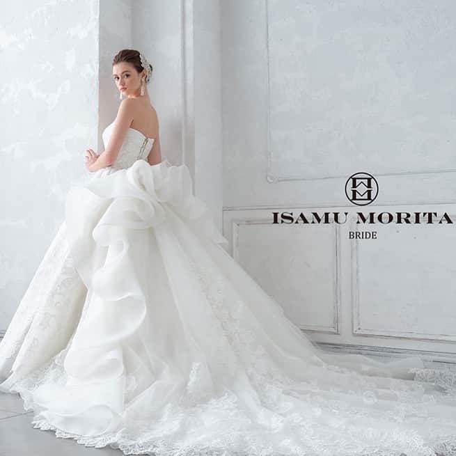 fino_wedding【フィーノ公式】さんのインスタグラム写真 - (fino_wedding【フィーノ公式】Instagram)「入荷しました‼️ バックのボリュームがチャペルに映えるウェディングドレス  イサムモリタの新作ウェディングドレスです🥰  @isamumorita136  @fino_wedding  #ウェディングドレス #後ろ姿 #チャペル #結婚式ドレス #結婚式 #大人ドレス #シンプルコーデ #おしゃれさんと繋がりたい #おしゃれ花嫁 #lovely #cute #chouchou #wedding #静岡花嫁 #静岡プレ花嫁 #ドレス選び #カラードレス #新作 #new #予約制 #試着可能#プラコレ #プラコレwedding#大人婚 #東海花嫁 #きれいめコーデ#weddingparty #2020春婚 #2020夏婚」7月4日 21時35分 - fino_wedding