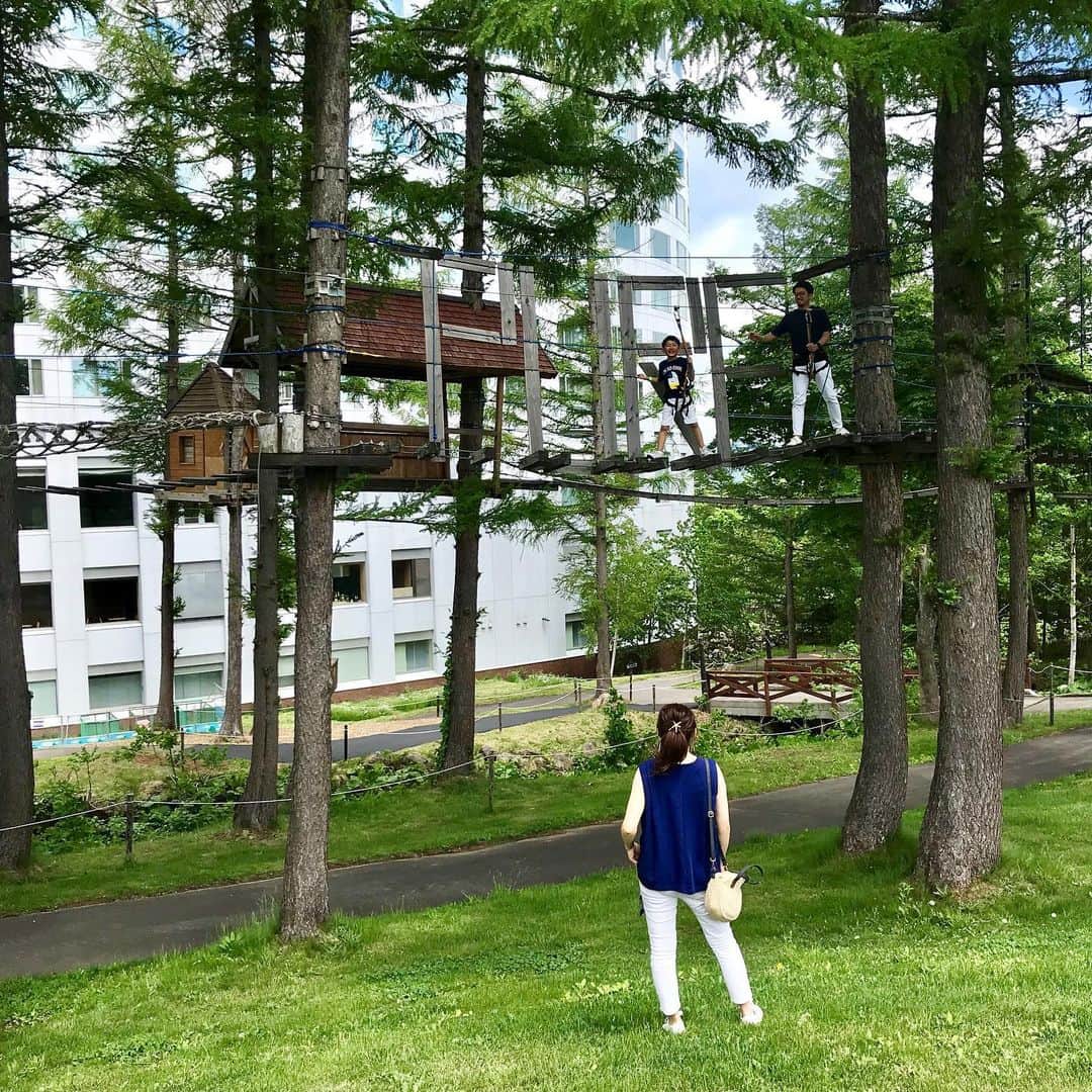 poroco（ポロコ）さんのインスタグラム写真 - (poroco（ポロコ）Instagram)「発売中のporoco7月号P69～の「夏あそびガイドブック2019」特集では、夏に行きたいおでかけスポットなどを紹介しています❗️ 「ヒルトンニセコビレッジ」では、ファミリーで楽しめる宿泊プランがオススメ👍✨ メインが選べるハーフビュッフェや、ホテルに隣接する自然体験グラウンド「ピュア」でツリートレッキングやジップラインなどが楽しめます😊 ご予約時に「poroco見た！」と伝えるとうれしい特典もありますよ♪（2019年8月31日（土）有効） 詳細はporoco7月号をチェック！ 「ピュアキッズフリープラン」 3名1室で1人7,892円～（税サ込・入湯税別） 中学生以下にはピュアパスポートプレゼント！ 利用期間：2019年10月14日（月・祝）まで #ヒルトンニセコビレッジ #ヒルトン #自然体験グラウンドピュア　#ピュア #バーアンドグリルメルト #メルト #ニセコ #ツリートレッキング #ジップライン #自然体験 #アクティビティ #ファミリー　#リゾート #羊蹄山 #niseko #hokkaido」7月4日 21時40分 - poroco_magazine