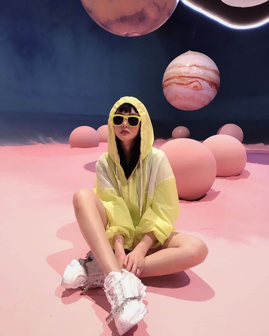 Grace Chowのインスタグラム：「今天是星球女孩 #commedesgarcons #nikeshox」