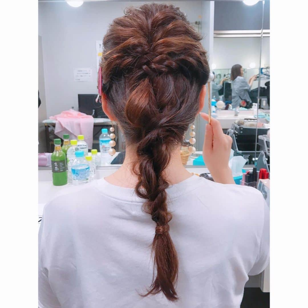 小野口奈々さんのインスタグラム写真 - (小野口奈々Instagram)「・ 今日の収録ヘアアレンジも素敵でした💕 私の好きなエビ編み🦐かと思いきや、 今日のは違うのだそう🤔 名付けて… 「ロープ編みとロープ編みをロープにしたやつ」 だそうです‼️‼️笑 ヘアメイクさんの華麗な技で いつも気分を上げていただいています😊✨ #ヘアアレンジ #ロープ編み #自分では絶対できない #実はあるアイテムを使ったヘアアレンジを練習中 #いつか披露します♡ #hairarrange」7月4日 21時43分 - nana0no