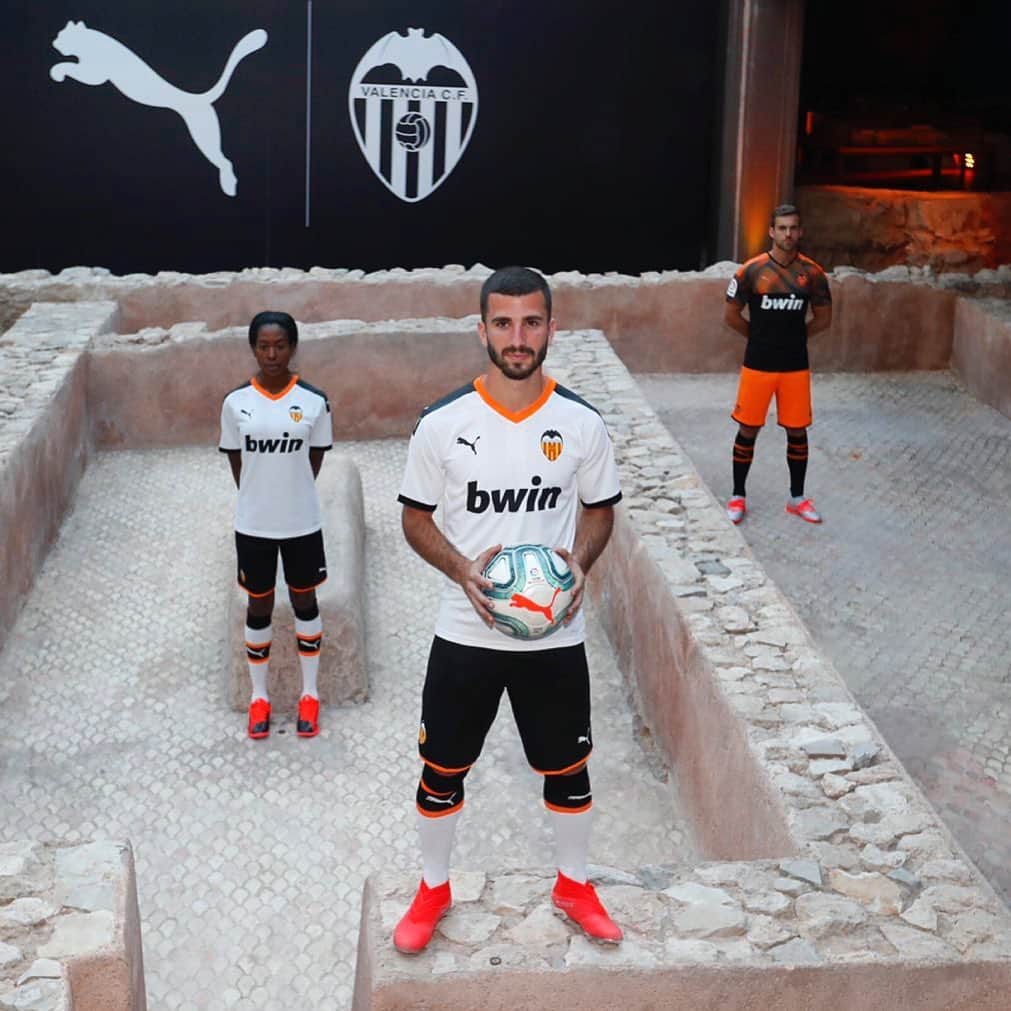 ホセ・ルイス・ガヤのインスタグラム：「Nueva equipación ⚪️⚫️ @valenciacf」
