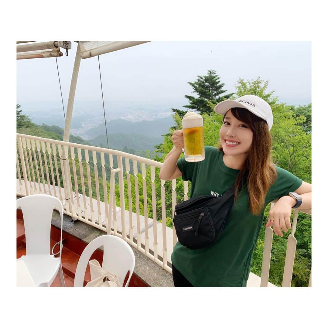 峰麻美さんのインスタグラム写真 - (峰麻美Instagram)「初めての高尾山⛰  富士山に登りたくて準備してたのに、頂上の溶岩が崩落して登れなくなったため、代わりに登ったつもりだった高尾山⛰  けど、ビアマウントがあったおかげでむしろ富士山より最高なんじゃないかと思えた❗️笑  天気も気持ち良くて、まじで癒されたからみんな行ってほしい🙏  #tokyo #mountains  #東京 #高尾山 #ビアマウント #ビール好き女子  #ビール党 #ビール部 #ビールクズ #クズ活 #ilovebeer #beerstagram  #ビアスタグラム #フローズン生」7月4日 21時45分 - asaaaaami.0702