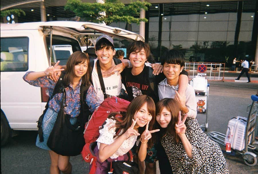 常住真菜のインスタグラム：「. もみーがカンボジアに持ってきてくれた 写ルンですの写真📷 旅が終わって帰る直前だからみんな真っ黒！笑 . この時、知り合った時携帯も持ってなかったからこの後帰りの飛行機も男女別だったから再会できるのか不安だった笑 スタッフさんに成田で会えるから！とりあえず飛行機行くよーってこんな濃い旅したのにLINEも知らずカンボジアで男女別れて日本に帰ってきたの笑 懐かしい🇰🇭 . . 📍お知らせ 放送予定に変更があります！ . . 🌎ラブアース4 放送予定変更🇰🇭 . .【AbemaＳＰ２】(一般放送) . 🌎ラブアース カンボジア編 13話 . 7/8（月）22時～23時20分 ⇒  7/6（土）23時～24時 に変更 . . 🌎ラブアース　カンボジア編 総集編① . 7/22（月）22時～23時20分 ⇒  7/20（土）23時～24時に変更 （尺は40分のまま） . . 🌎ラブアース　カンボジア編 総集編② . 7/29（月）22時～23時20分 ⇒　7/26（金）23時～24時に変更 （尺は40分のまま） . .※Abemaビデオ(配信)の変更はなし . . 最終話リアタイで見ようと思ってた人は気を付けてね⚠️ ぜひ最終話一緒に観よう💓 #ラブアース #ラブアース4 #AbemaTV #陸海空地球征服するなんて  #陸海空こんなところでヤバいバル #恋愛リアリティーショー #instagood  #followme #セントラル株式会社」