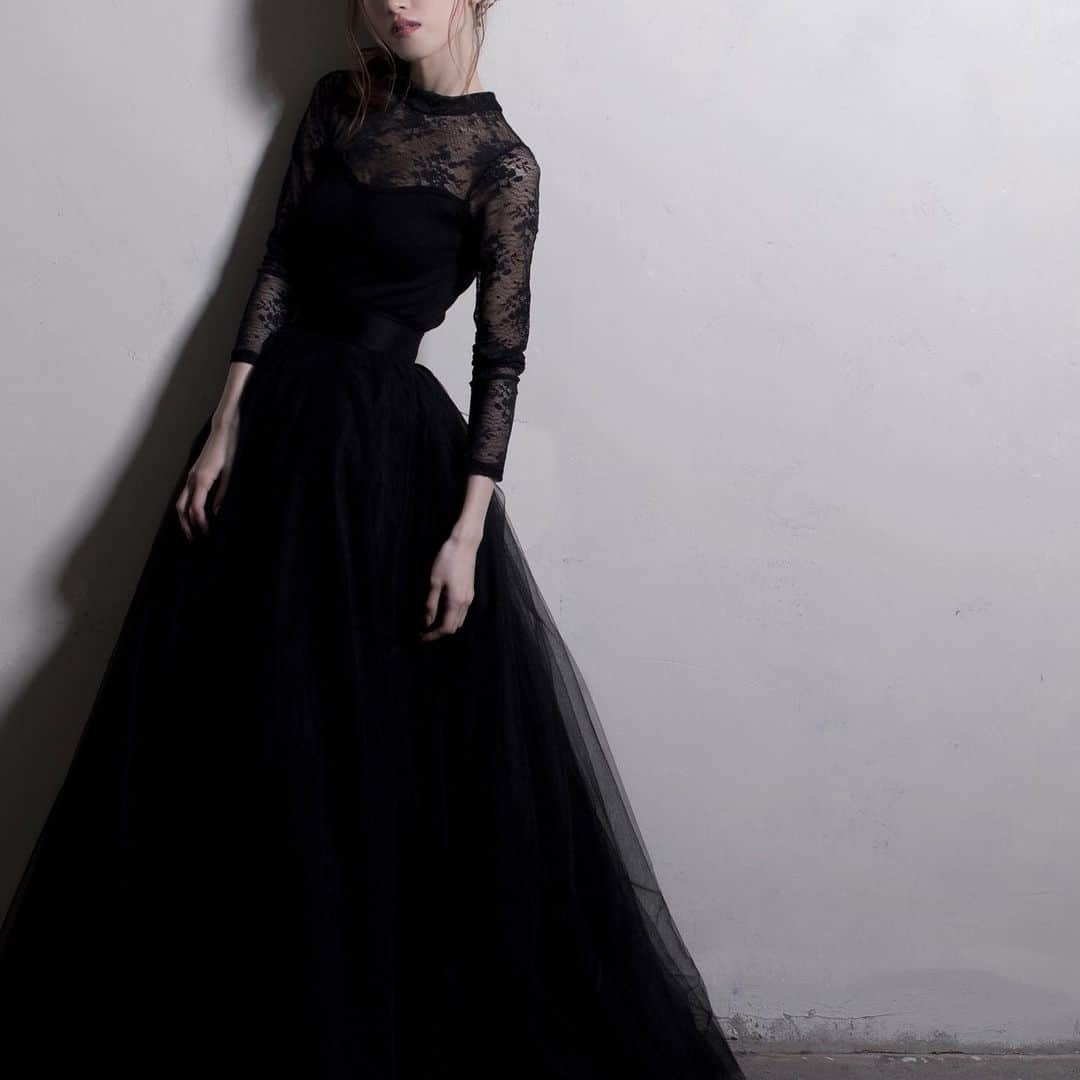 石元歩唯さんのインスタグラム写真 - (石元歩唯Instagram)「black dress  TIMELESS by A の撮影で着た中でも 新鮮で一番印象に残っている black style のコーディネート👸🏻🤴🏻 . 実は、トップスとスカートは別々で @bridalcore_tokiwa さんのスカートに 私物の黒のレースキャミソールと レースニットトップスを合わせて 2パターン撮影しました ♡ @timeless_bya  今回はドレスっぽく着るために 上下黒で統一してみたけれど、 白やベージュ系のトップスと合わせると もっと柔らかい雰囲気にもなるし🦢 Tシャツやスニーカーと合わせて カジュアルダウンしても素敵…👟♡ . 色々なコーディネートが楽しめるのは wedding photo ならではだから 📷 スカートだけのレンタルもいいなぁと 新しい発見がありました✨  ドレスは全国配送可能だそうなので 気になる方は是非 お問い合わせしてみて下さい👰🏻♡ . Photograph @nicedpp Dress shop @bridalcore_tokiwa Hair arrange @hairz_bridal Bouquet @biltonflowerdesign  #TIMELESS_byA #kento_ai_wedding #ai_pic」7月4日 21時55分 - 518aichi