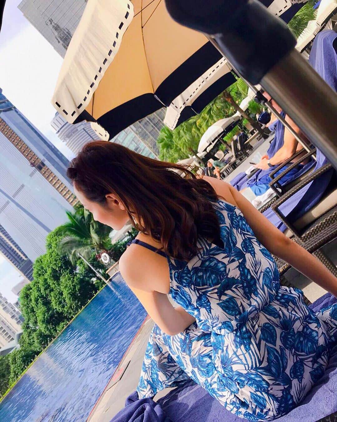 松原江里佳さんのインスタグラム写真 - (松原江里佳Instagram)「🌺 マンダリンオリエンタルのプールサイド 最高すぎ。 水着👙にはなれず… 心ばかりの抵抗でワンピースを水着風に着こなした。つもり #でこ  #pool  #mandarin  #旅行  #クアラルンプール #kualalumpur  #malaysia #asia  #trip #travel #summer #水着 #blue」7月4日 21時48分 - erika_matsubara