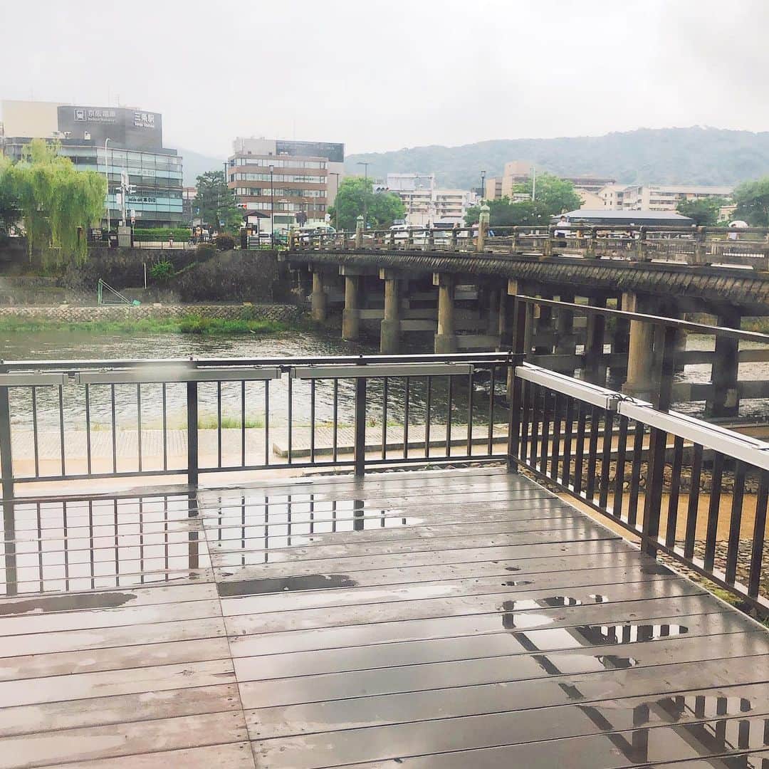 長谷川朋美さんのインスタグラム写真 - (長谷川朋美Instagram)「京都のラストpostは #スタバ の#京都三条大橋店 ✨ 世界で唯一、#納涼床 のあるスタバ！ 目の前が鴨川だし、スタバ好きな私にはたまらん💓 ・ 京都の朝はこちらでお仕事でした☺️ #二寧坂スタバ もお座敷あり京都らしいので好きだけど、 こっちも一度来られて感激✨ ・ #スターバックス #starbucks #スタバラブ #morning #朝活 #work #川床 #納涼床 #鴨川 #kamogawa #京都 #kyoto」7月4日 21時50分 - hasegawa.elena.tomomi