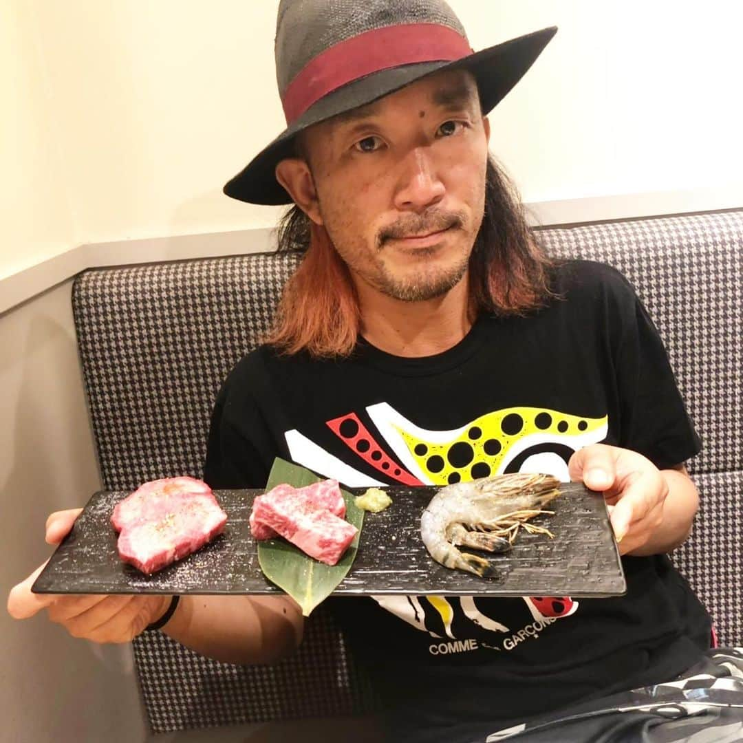 クリスタルボーイさんのインスタグラム写真 - (クリスタルボーイInstagram)「#42歳 #レペゼンおっさん #誕生日プレゼント  #クリスタルボーイ#crystalboy #crystalbowie #世界に一つだけの酒 #愛猫 #キョトン顔 #commedesgarcons ×nike #お揃いスニーカー #私は一生ギャルソンとyohjiの奴隷です #焼肉とんび栄住吉店 #とにかくうまい  クリスタルボーイ、仕事の仲間からクリスタルボーイを貰う  写真はありませんが、常々、私はギャルソン、ヨウジの奴隷だなんて言ってたらなんと嫁からヨウジのシャツとパンツのプレゼントがっっ‼️😭 嗚呼、幸せ過ぎて倒れそう😵  そしてメッセージくれた沢山の皆様も本当にありがとうございます  皆様の声に支えられて生かされております❤️」7月4日 21時51分 - crystalboybpm