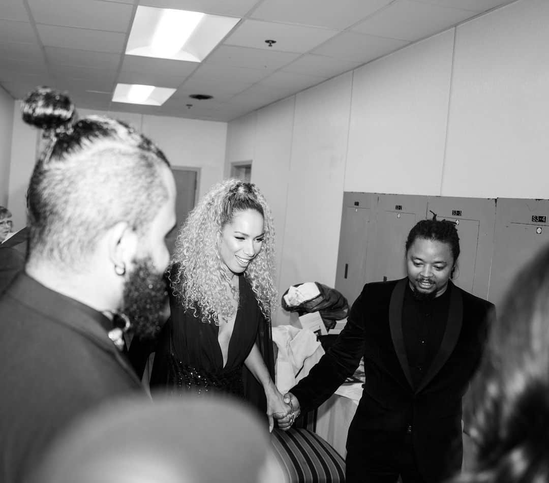 レオナ・ルイスのインスタグラム：「Crew love 🌸 sharing energy before we step out on stage✨✨✨」