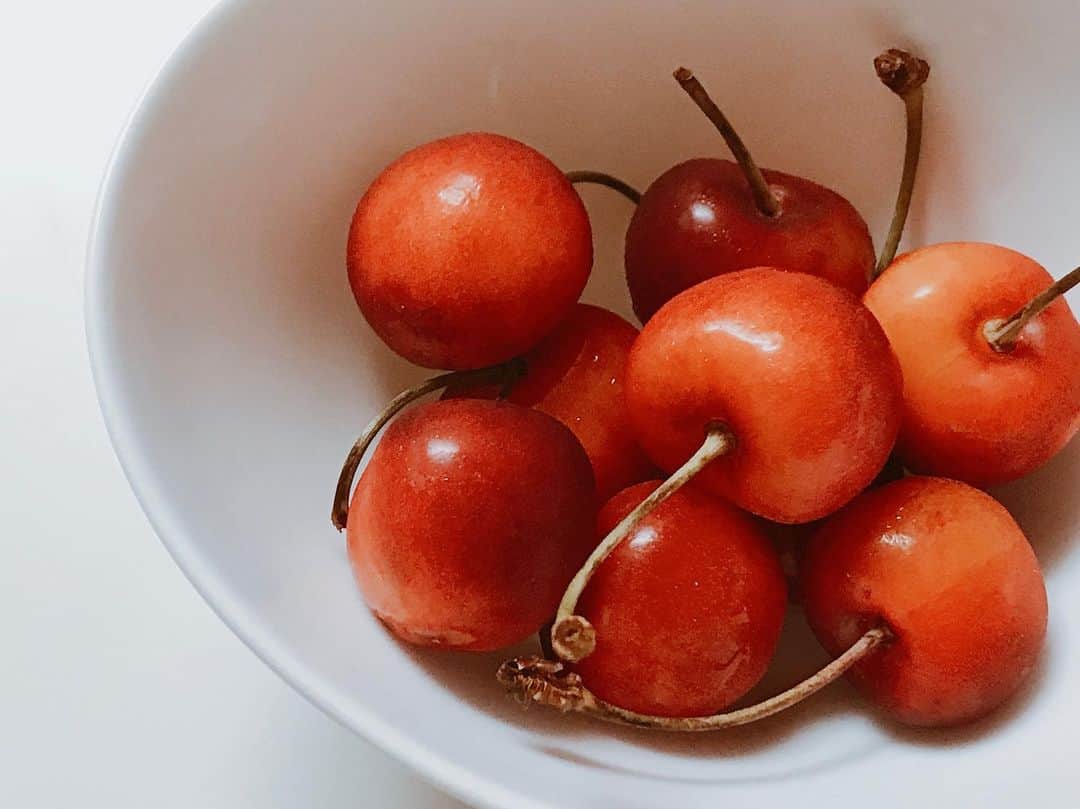 佐藤あずみのインスタグラム：「だーいすきなさくらんぼ🍒 . 果物で1番好き！ って言ったら山形出身の @sayaka_0102 がお裾分けしてくれたの〜🥺！ . 紅秀峰って品種らしくてとっても美味しいの！！もしかしたらさくらんぼの中で1番好きかも！ 甘くて皮がパリッとしてて粒が大きくて食べ応えありあり🍒 めずらしく今日熱が出たけど、さくらんぼは風邪ひいたときに良いんだって✨ これでもう疲労回復や〜🍒 . #さくらんぼ #紅秀峰 #美味しい #🍒 #cherry」