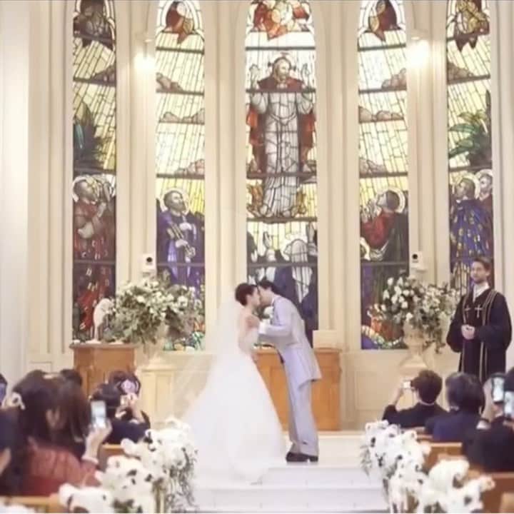 のインスタグラム：「@bestbridal.jp 💒 ベストブライダルの花嫁さんは #ベストブライダル花嫁 #BB花嫁 にお写真を投稿してください♩ . . 会場名：#セントグレースヴィラ @st.grace_villa . . こちらはセントグレースヴィラで挙式をされた #卒花さん のムービーです💓 . 光豊かな大聖堂での #誓いのキス✨ 大勢の方に祝福される素敵な瞬間です❤️ . . 1800年代に作られたステンドグラスは歴史を感じる素敵な場所🔔 . ヨーロッパの教会を思わせる独立型大聖堂のたたずまいは、道行く人々をも魅了する美しさです💓 . . ＼ウェディングフォト募集中❤️／ . 当アカウントでリグラムOKなベストブライダルの卒花嫁orプレ花嫁の皆様は、 #ベストブライダル花嫁 もしくは  #BB花嫁 のハッシュタグをつけて投稿をお願いします💕 . . ※BB花嫁に投稿があったお写真をリグラムする際は個別にご連絡は行っておりません🙇予めご了承ください＊* . . ＝＝＝＝＝＝＝＝＝＝＝＝ 💒ベストブライダルとは？ ＝＝＝＝＝＝＝＝＝＝＝＝ . ＊アートグレイス ＊セントグレース ＊アプローズスクエア ＊ストリングス ＊アフロディテ . など、全国（東京、横浜、浦安、千葉、仙台、名古屋、大阪、京都）でゲストハウスを運営し、多くのお客様の人生の節目となるウエディングを手がけています💕 . また、多くのお客様にお帰りいただけるレストラン、ホテルもご用意しています🍴 . . 💒【各会場のアカウントについて】 私たちの会場は @bestbridal.jp のフォロ一覧からご覧頂けます✨ . 💐【ブライダルフェアの予約について】 各会場のアカウントのプロフィールURL🔗にある会場HPからご予約いただけます✨ . . ＝＝＝＝＝＝＝＝＝＝＝＝ 💗たくさんの、LOVEを届けよう ＝＝＝＝＝＝＝＝＝＝＝＝ . #たくlove 私たちのブランドスローガンは「たくさんの、LOVEを届けよう」💕 . お客様との出会いは、一生における祝福の瞬間を祝う、始まりです。 . 私たちはお客様との出会いを大切に、おふたりの人生を祝福し続ける存在でありたいと考えています🕊 . ベストブライダルは、世の中で1番、たくさんのLOVEが届く瞬間をお祝いする企業を目指します♡ . . . #結婚式 #花嫁 #プレ花嫁 #卒花嫁 #結婚式準備 #ウェディング #ウエディング #ベストブライダル #日本中のプレ花嫁さんと繋がりたい  #婚約指輪 #婚約 #プロポーズ #結婚式場 #結婚式レポ #2019秋婚 #2019夏婚 #2020春婚 #ブライダルフェア #ウェディングフォト #プレ花嫁準備  #大聖堂挙式」