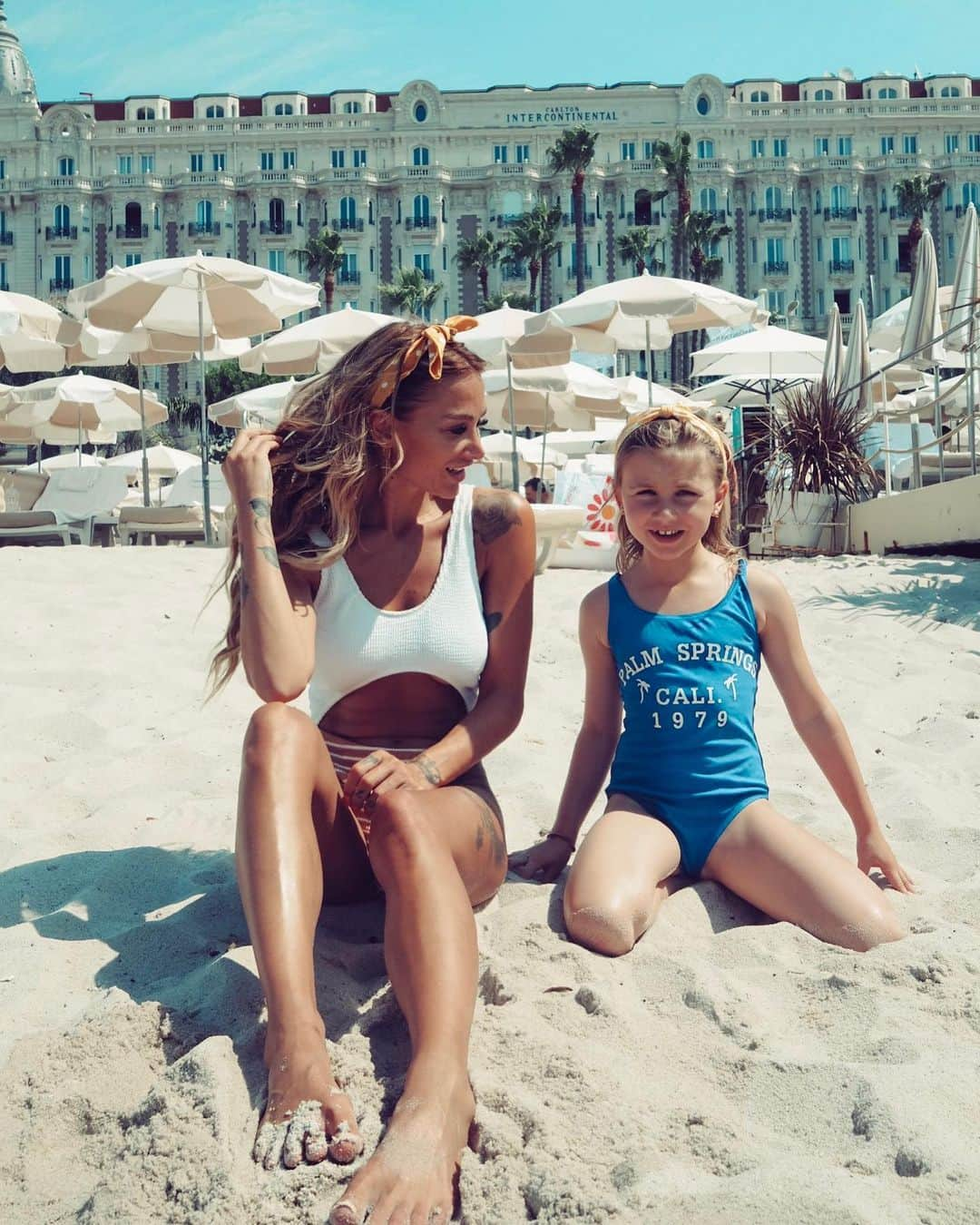 ルー・ティーズデールさんのインスタグラム写真 - (ルー・ティーズデールInstagram)「Mummy & me press trip with @clairesstores to Cannes 🌴 we so lucky to do this together ❣️❣️ here wearing our twinning head ties.. see my stories for more mummy accessories ideas 🖤 #itsatclaires」7月4日 21時58分 - louteasdale