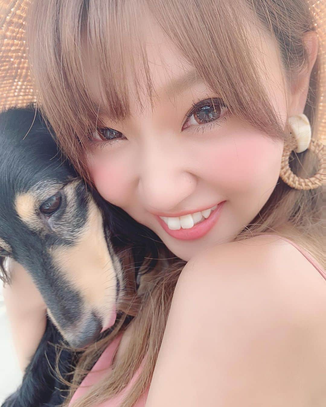 いっちゃん/嶋津 いつみのインスタグラム：「. . 誰得?!なぐらいのアップ🤪💨💨💨 . . . . 写真撮ってたら むーたんがどーしても写りたくて 乱入してくるねん🤔✨ . . . . . . ホンマにおじゃま虫💕💕💕 . . . . . #関西  #関西サロモ  #サロンモデル #サロモ #いっちゃん  #フリーモデル #関西モデル  #あざといっちゃん #かわいっちゃん #ブライダルモデル #アレンジモデル #ヘアカラー  #ヘアアレンジ #撮影依頼受付中 . . . . . . . .  7月8月のお仕事依頼受付中です🧚🏻‍♀️💜」