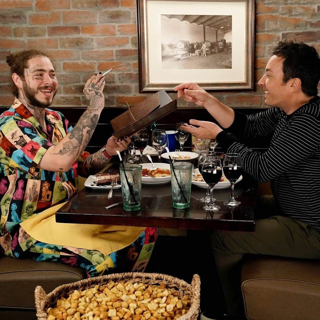 ジミー・ファロンさんのインスタグラム写真 - (ジミー・ファロンInstagram)「As if there weren’t enough reasons to love the #4thofjuly it’s also @postmalone’s bday. Breadsticks and fireworks for everyone!」7月4日 21時59分 - jimmyfallon