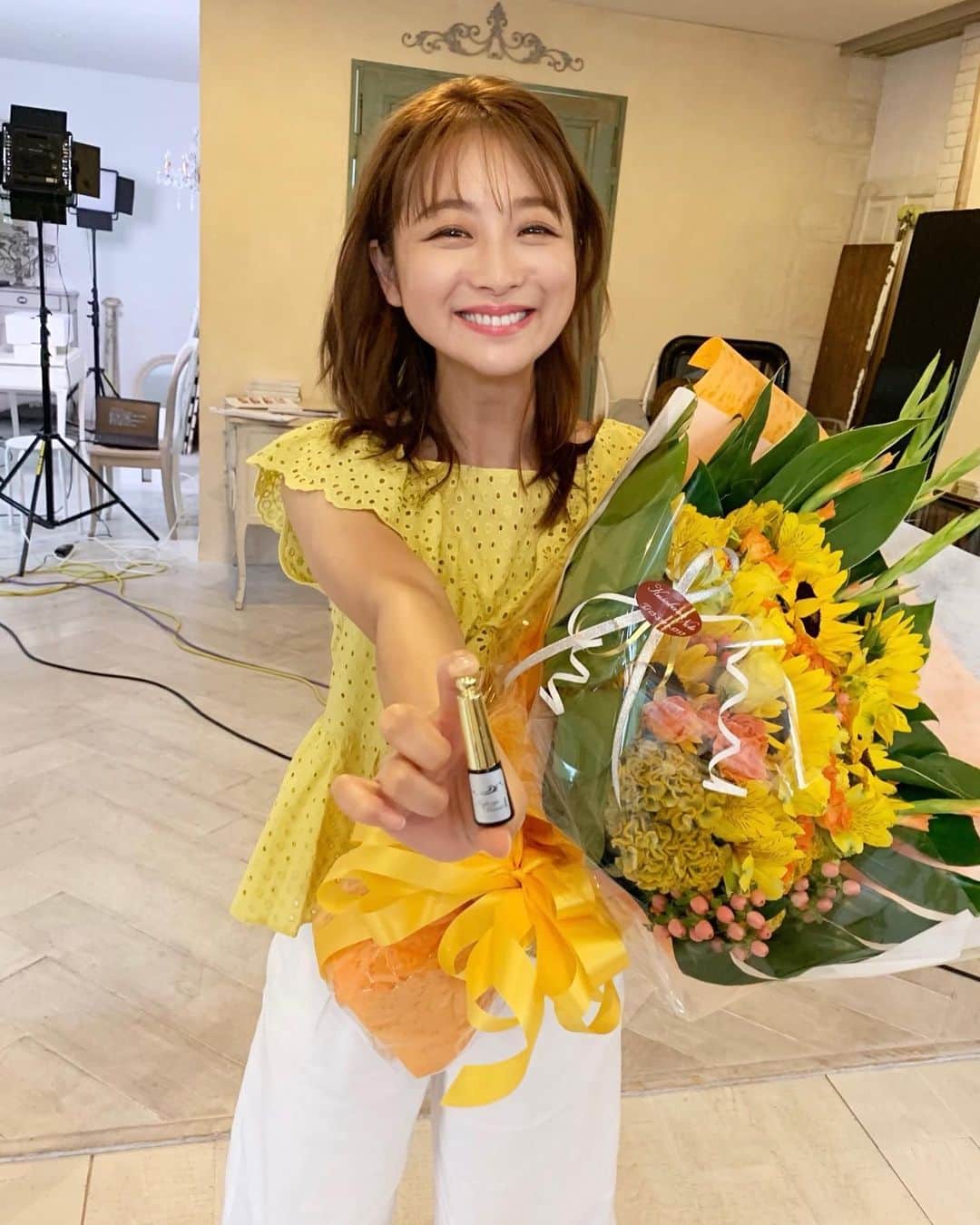 鈴木奈々さんのインスタグラム写真 - (鈴木奈々Instagram)「今日も一日お疲れ様でした(^-^)！！ 撮影終わりに、 素敵な花束をいただきました♡♡♡ ありがとうございました♡♡♡ #広告撮影 #無事終了 #花束💐」7月4日 22時00分 - nana_suzuki79