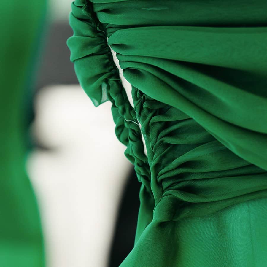シャネルさんのインスタグラム写真 - (シャネルInstagram)「Look 33/70 — Fall-Winter 2019/20 #CHANELHauteCouture. #CHANEL #Lemarie @maison_lemarie @thalercarolina Sheath dress in green draped silk chiffon.」7月4日 22時00分 - chanelofficial