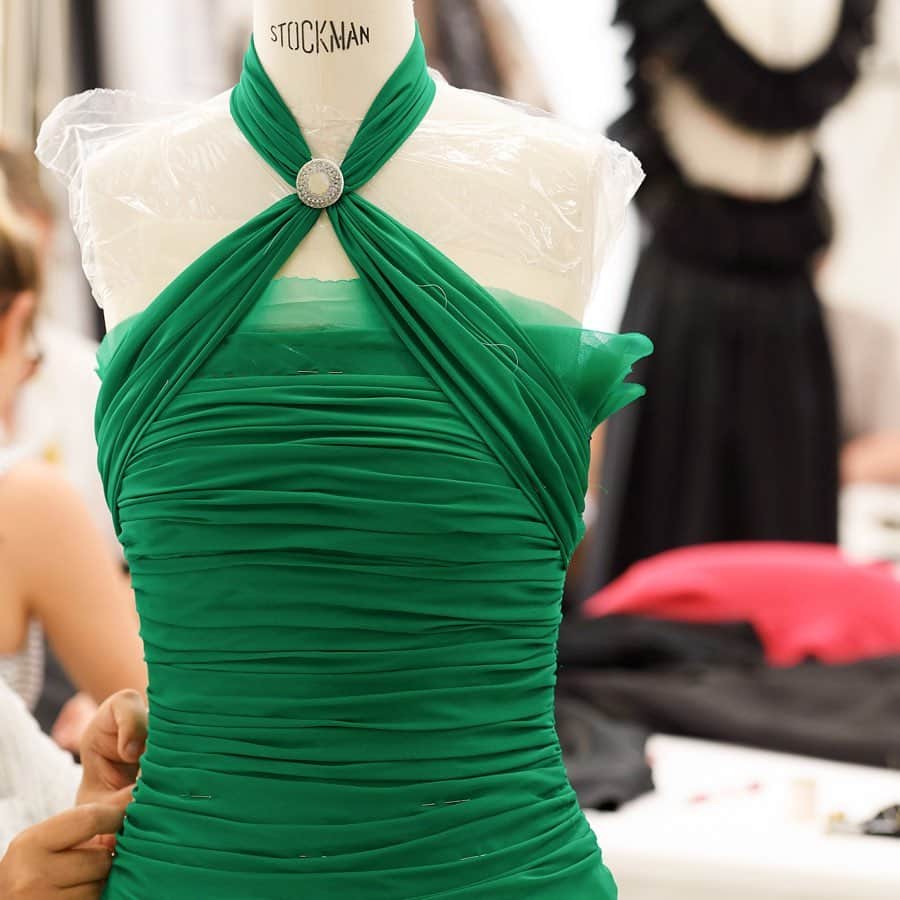 シャネルさんのインスタグラム写真 - (シャネルInstagram)「Look 33/70 — Fall-Winter 2019/20 #CHANELHauteCouture. #CHANEL #Lemarie @maison_lemarie @thalercarolina Sheath dress in green draped silk chiffon.」7月4日 22時00分 - chanelofficial
