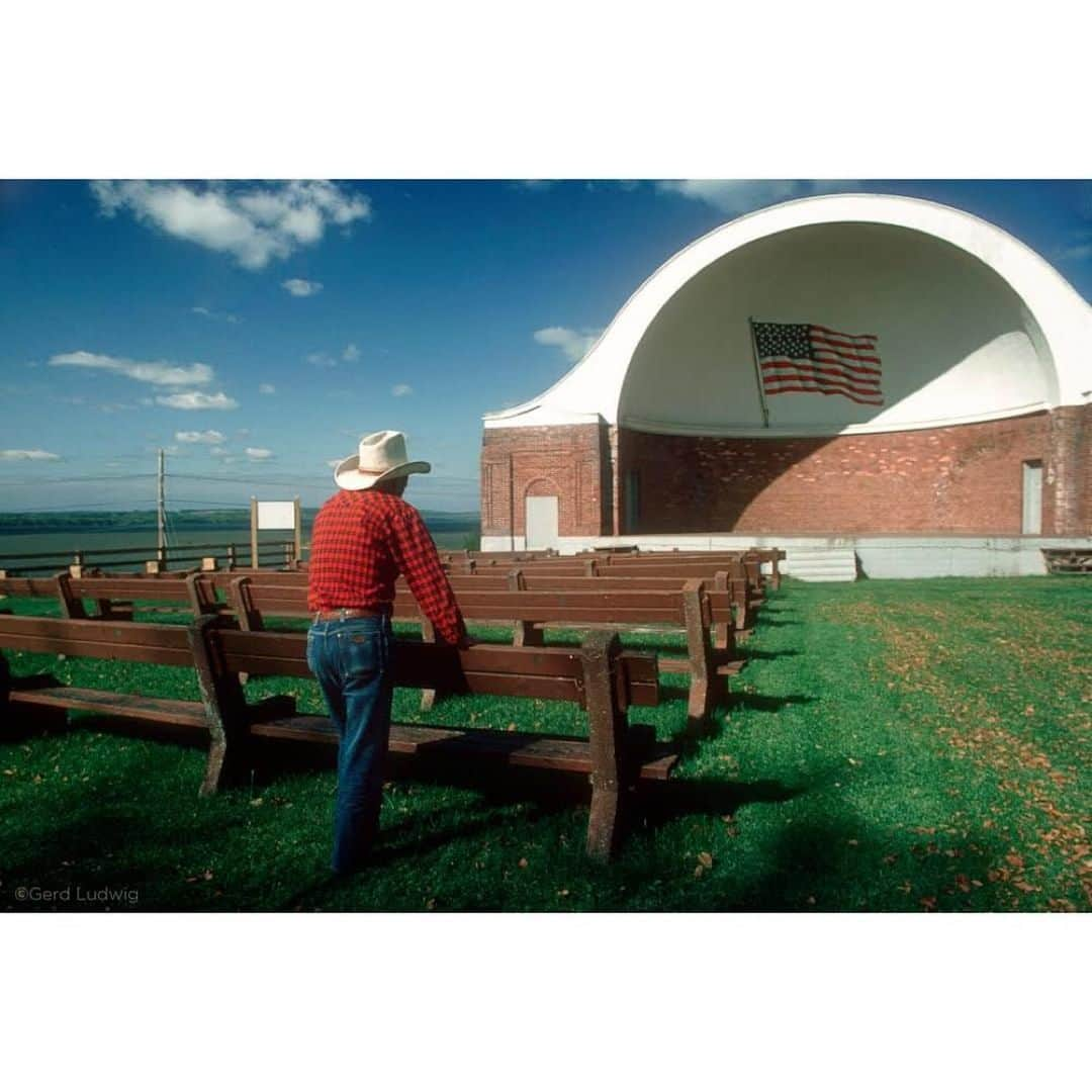 Gerd Ludwigさんのインスタグラム写真 - (Gerd LudwigInstagram)「Happy Independence Day! July 4 marks the 243rd anniversary of the United States’ independence from Britain. I captured this image years ago, but I believe the feeling of it still resonates today—hope, questioning, longing—especially in the current political climate.  @thephotosociety #IndependenceDay #July4th #USA」7月4日 22時01分 - gerdludwig