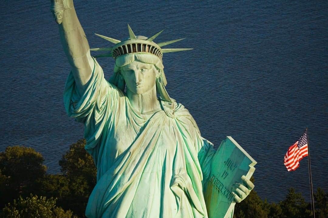Michael Yamashitaさんのインスタグラム写真 - (Michael YamashitaInstagram)「Happy Fourth of July! The tablet Lady Liberty holds reads, “July 4, 1776” the day the United States adopted the Declaration of Independence.  #July4th #4thofJuly #StatueOfLiberty」7月4日 22時01分 - yamashitaphoto