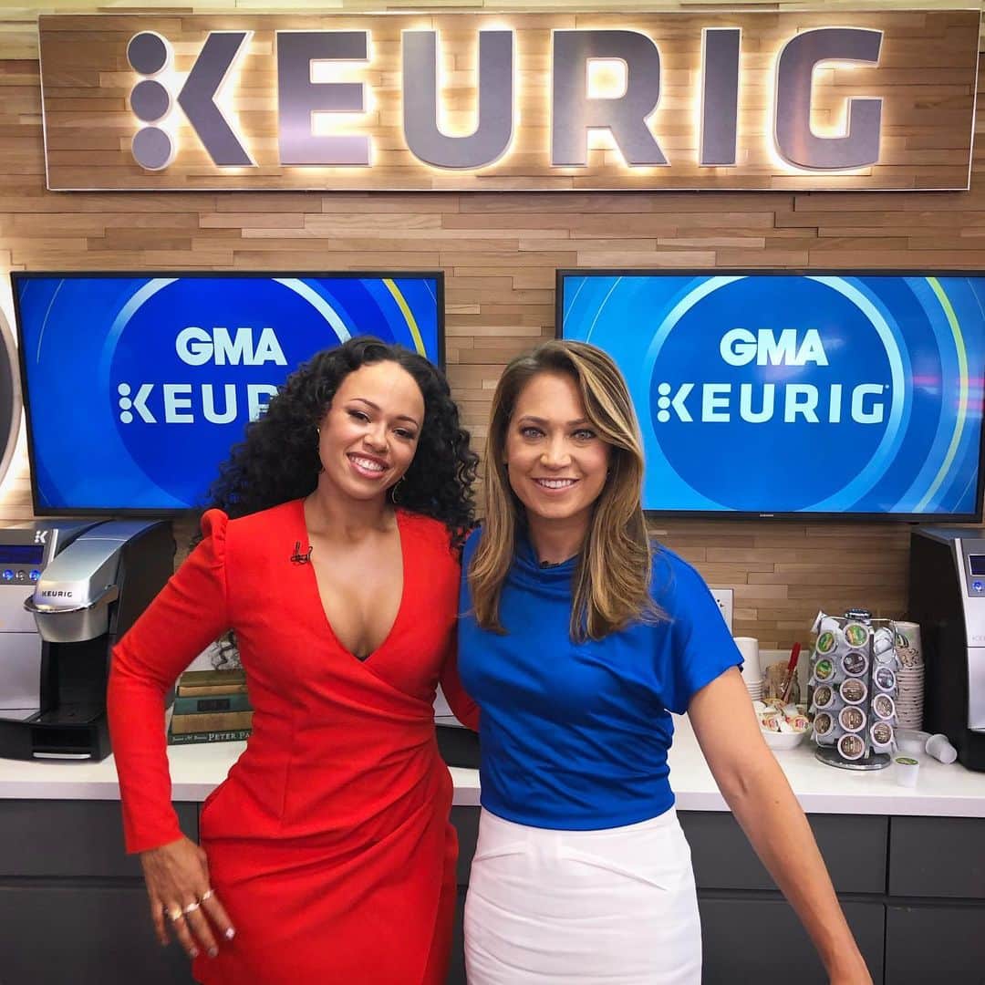 Good Morning Americaさんのインスタグラム写真 - (Good Morning AmericaInstagram)「SO great to have the extraordinarily talented @ellevarner here with us LIVE in Times Square with @ginger_zee in our @keurig-sponsored greenroom backstage!」7月4日 22時06分 - goodmorningamerica