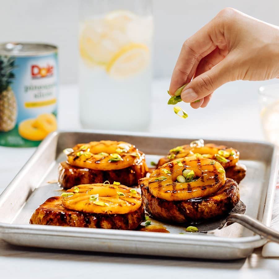 Dole Packaged Foods（ドール）さんのインスタグラム写真 - (Dole Packaged Foods（ドール）Instagram)「Sweet and smoky flavors of grilled Dole Pineapple Slices are a great final topping to chicken, pork, ice cream, and everything else at your backyard cookout. Scroll on to see how to grill your way to the tastiest #4thofJuly #BBQ ever. #dolerecipes」7月4日 22時09分 - dolesunshine