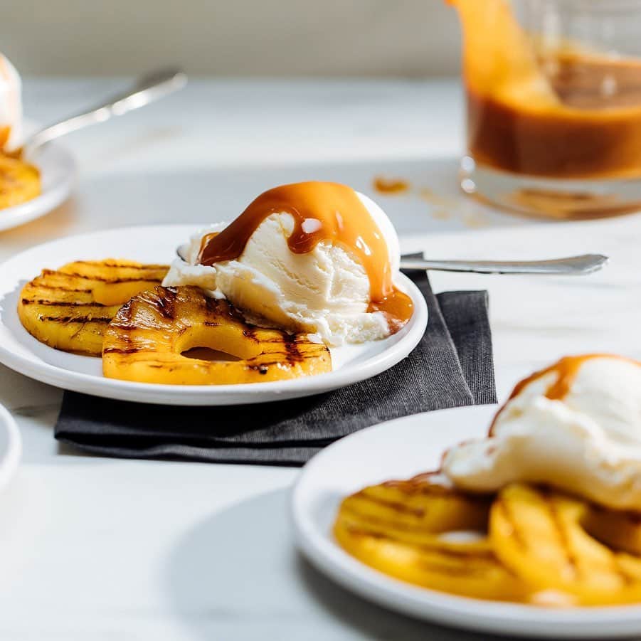 Dole Packaged Foods（ドール）さんのインスタグラム写真 - (Dole Packaged Foods（ドール）Instagram)「Sweet and smoky flavors of grilled Dole Pineapple Slices are a great final topping to chicken, pork, ice cream, and everything else at your backyard cookout. Scroll on to see how to grill your way to the tastiest #4thofJuly #BBQ ever. #dolerecipes」7月4日 22時09分 - dolesunshine