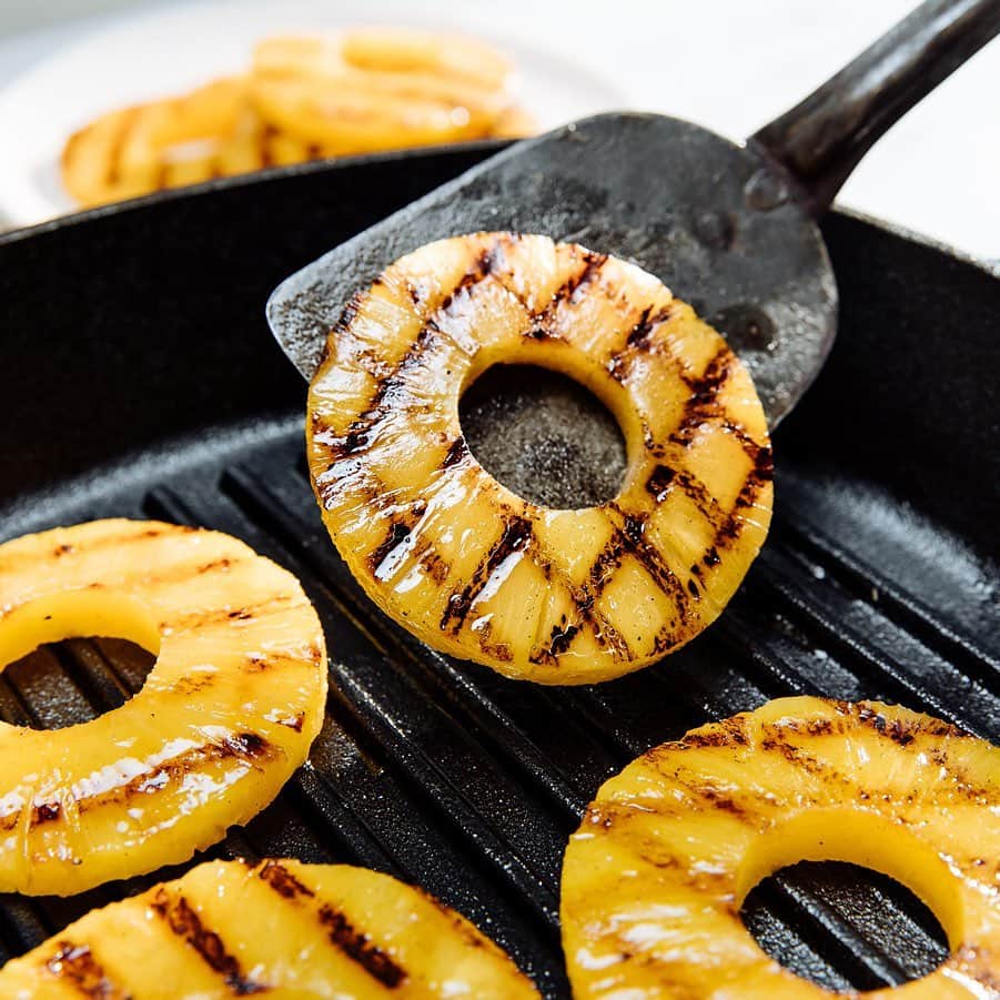 Dole Packaged Foods（ドール）のインスタグラム：「Sweet and smoky flavors of grilled Dole Pineapple Slices are a great final topping to chicken, pork, ice cream, and everything else at your backyard cookout. Scroll on to see how to grill your way to the tastiest #4thofJuly #BBQ ever. #dolerecipes」