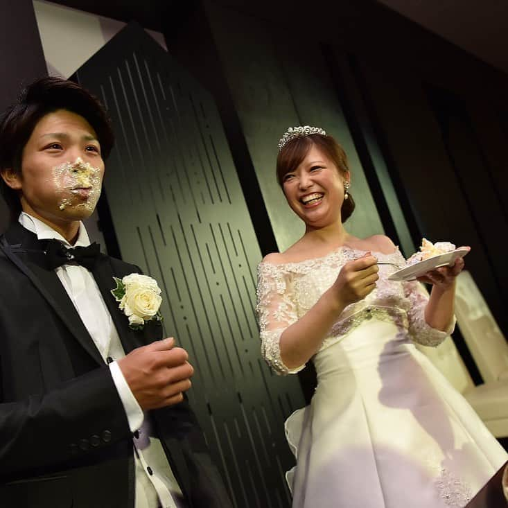 ラ セーヌ マリアージュ四日市さんのインスタグラム写真 - (ラ セーヌ マリアージュ四日市Instagram)「＠lascenemariage. ◆ケーキ入刀後のファーストバイト◆. 新婦様から新郎様へは… お約束の…😂❤️ もちろん＠lascenemariage.では 様々な演出、進行のご相談に乗りますよ🎵 是非1度ブライダルフェアにお越し頂きご相談ください✨ .  #三重平安閣  #三重平安閣グループ  #結婚式 #bridal  #ウエディング #ウェディング  #ウエディングケーキ  #ウェディングケーキ  #ファーストバイト  #食べさせあいっこ  #幸せ」7月4日 22時10分 - lascenemariage