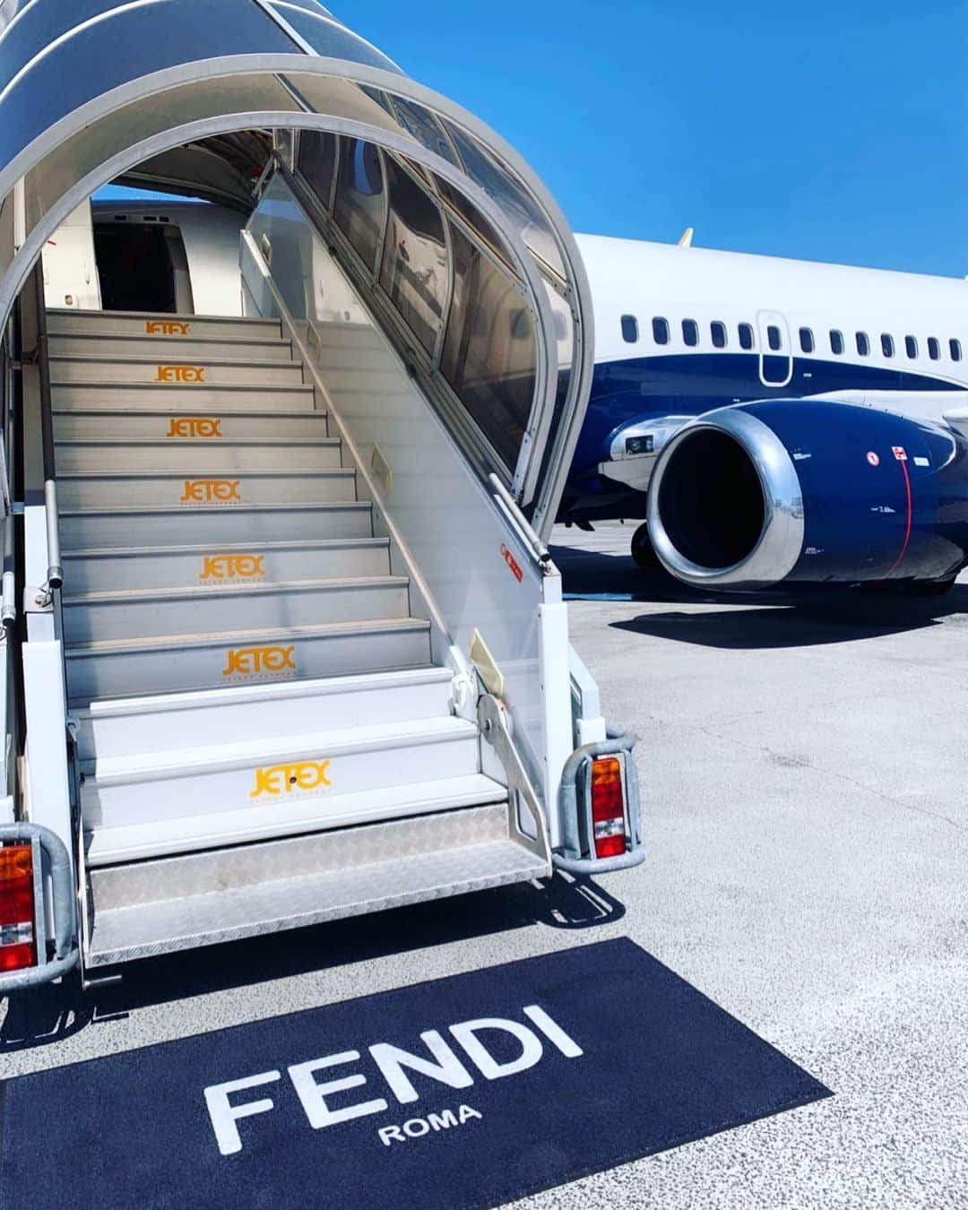 Vogue Parisさんのインスタグラム写真 - (Vogue ParisInstagram)「All aboard @Fendi airlines! ✈️ Direction: Rome, for the #Fendi Couture show.」7月4日 22時10分 - voguefrance