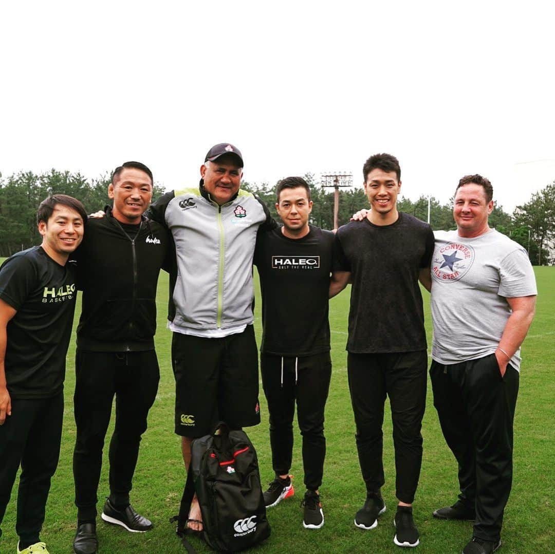 志村雄彦のインスタグラム：「Team cultur 🏉 Leadership 💪  チームビルディングのお手本になるような素晴らしい組織を見させてもらいました。 この機会を下さった@davidhalton には感謝しかありません🙇‍♂️ 89ERSにどうやって還元できるかをずっと考えていました。僕らのゴールへの道筋はまだまだ長く険しいですが 「信じる」事をやめずに突き進みます。ラグビー日本代表のような強固で強靭なカルチャー作り上げます  @kazuomisaki さんからもらう気づきは言葉に説得力があっていつも引き込まれます。いつも気にかけてくれてありがとうございます🙏  #ラグビー日本代表  #HALEO #89ers」