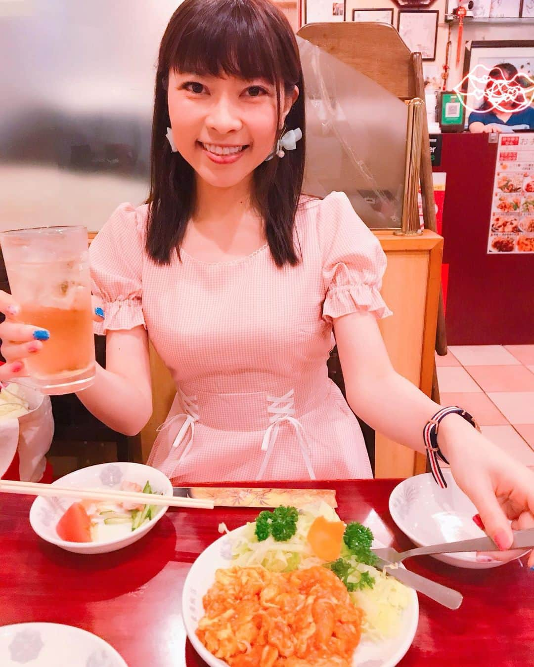 DJ MIYAさんのインスタグラム写真 - (DJ MIYAInstagram)「こんばんにゃぁ☆彡今日はママと「東海飯店 浜松町・大門本店」で中華ディナーしてきましたぁぁ～！❤️ . .  王様のブランチの全国餃子選挙で第２位になった餃子も食べましたぁ♪❤️ .  めっちゃ美味しかった～！🎀 . 「魏(ぎ)コース＋2時間飲み放題」にしてみました♪ . .  二種類中華前菜の盛り合わせ「くらげと蒸し鶏の冷菜」 ・えびのチリソース煮 ・焼きギョウザ ・豚肉と季節野菜の炒め ・鶏肉と野菜の甘酢炒め ・五目チャーハン『上海焼きそばに変更も可。半々等は不可』 ・玉子スープ ・杏仁ゼリー . .  どれもとっても美味しかったでーす！(o^^o) 3階建の建物だよ❤️ 浜松町駅からも大門駅からも近いので行ってみてねー💗 . .  #中華料理　#浜松町　#グルメ　#お出かけコーデ　#ディナー #中華　#大門　#浜松町駅　#東京グルメ　#食べるの好き　#えびチリ #餃子　#今日のコーデ　#女子会コーデ　#グルメ女子　#王様のブランチ  #フィットネス女子 #筋肉女子  #インスタグラマー　#インフルエンサー　#ファッション　#ブロガー #グルメブロガー　#東海飯店　#焼きギョウザ #旅インスタグラマー #旅ブロガー #忘却のサチコ #グルメ大好き #ギョウザ #」7月4日 22時13分 - dj_miya