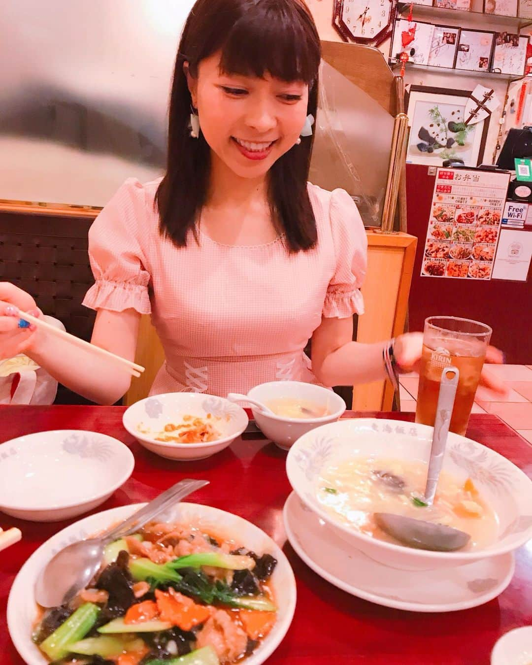 DJ MIYAさんのインスタグラム写真 - (DJ MIYAInstagram)「こんばんにゃぁ☆彡今日はママと「東海飯店 浜松町・大門本店」で中華ディナーしてきましたぁぁ～！❤️ . .  王様のブランチの全国餃子選挙で第２位になった餃子も食べましたぁ♪❤️ .  めっちゃ美味しかった～！🎀 . 「魏(ぎ)コース＋2時間飲み放題」にしてみました♪ . .  二種類中華前菜の盛り合わせ「くらげと蒸し鶏の冷菜」 ・えびのチリソース煮 ・焼きギョウザ ・豚肉と季節野菜の炒め ・鶏肉と野菜の甘酢炒め ・五目チャーハン『上海焼きそばに変更も可。半々等は不可』 ・玉子スープ ・杏仁ゼリー . .  どれもとっても美味しかったでーす！(o^^o) 3階建の建物だよ❤️ 浜松町駅からも大門駅からも近いので行ってみてねー💗 . .  #中華料理　#浜松町　#グルメ　#お出かけコーデ　#ディナー #中華　#大門　#浜松町駅　#東京グルメ　#食べるの好き　#えびチリ #餃子　#今日のコーデ　#女子会コーデ　#グルメ女子　#王様のブランチ  #フィットネス女子 #筋肉女子  #インスタグラマー　#インフルエンサー　#ファッション　#ブロガー #グルメブロガー　#東海飯店　#焼きギョウザ #旅インスタグラマー #旅ブロガー #忘却のサチコ #グルメ大好き #ギョウザ #」7月4日 22時13分 - dj_miya