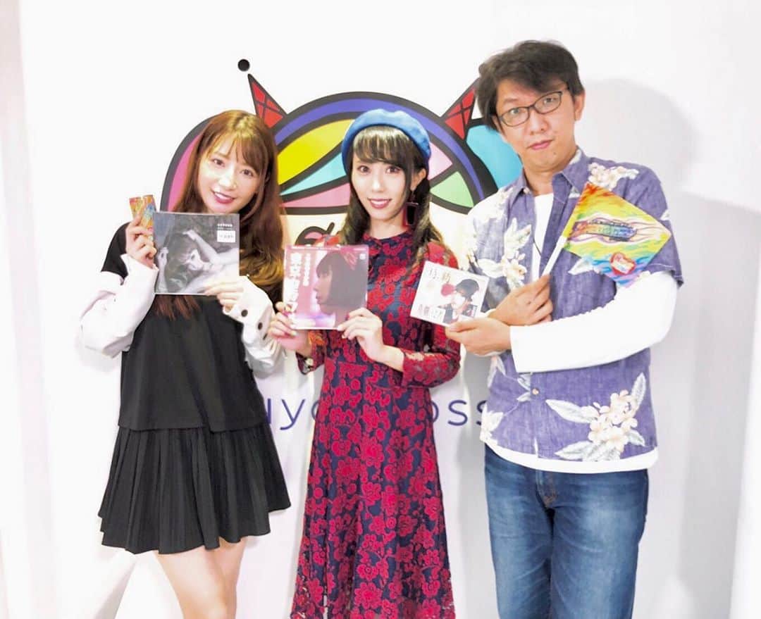 中川杏奈さんのインスタグラム写真 - (中川杏奈Instagram)「今週の渋谷クロスFM『おーたPの部屋』ゲストはアーバン歌謡シンガーのマキタマシロさんに来ていただきました(*^^*) 聞いてくれた方、見てくれた方ありがとうございます♡ 華奢で小柄なマキタさんからスタジオ中に響く声量と歌唱力を生で聞けて鳥肌が立ちました😻 歌が上手い人って本当羨ましい( ´ ▽ ` ) おしゃれでストーリー仕立てのPVはもちろんかっこいいのですが、マキタさん自身が書く歌詞も言葉選びが絶妙で他の曲も聴きたくなりました♡  東京に上京し夢を追い始めた頃を書いた歌詞 『東京カラフル』 "空席待ちの椅子取りゲーム  待てど暮らせどこない  ループの魔物手招く先は  抜け道の落とし穴"  こんな粋な言葉選びができるなんてすごい👏✨ 歌詞の内容も芸能活動をはじめた頃を思い出して"わかるわかる"と共感して聞き入ってしまいました(*´ω`*) 次回は7/18新宿du cafeで「純喫茶マシロ」開催🎶 またCDも発売中とのことで詳しくはマキタマシロさんのSNSページをチェックして下さい*\(^o^)/* 次回私は7/18に出演します♡  ーーーーーーーーーーーーーー ■放送局：『渋谷クロスFM』 ■番組名：『おーたPの部屋』 ■放送時間：毎週木曜日14:00〜14:50[生放送/見学可] ■視聴URL :  http://shibuyacrossfm.jp/ [全国から視聴可] ■番組概要：shibuyacrossfm.jp/program/tur/14.php ■FM視聴：88.5MHz[渋谷区内] ■後援：Supported byライフガード www.cheerio.co.jp ーーーーーーーーーーーー #渋谷クロスFM #おーたPの部屋 ラジオ #渋谷 #チェリオ #ライフガード #超生命体飲料 #中川杏奈 #小野春花 #太田勝己 #おーたP #radio #Shibuyacrossfm #cheeriojapan #LifeguardDrink #instagood #instagramjapan #Shibuya #Tokyo #Japan #マキタマシロ #ライブ #昭和歌謡 #ジャズソング  #昭和歌謡ナイト 今年も行きたい」7月4日 22時23分 - annanakagawa0228
