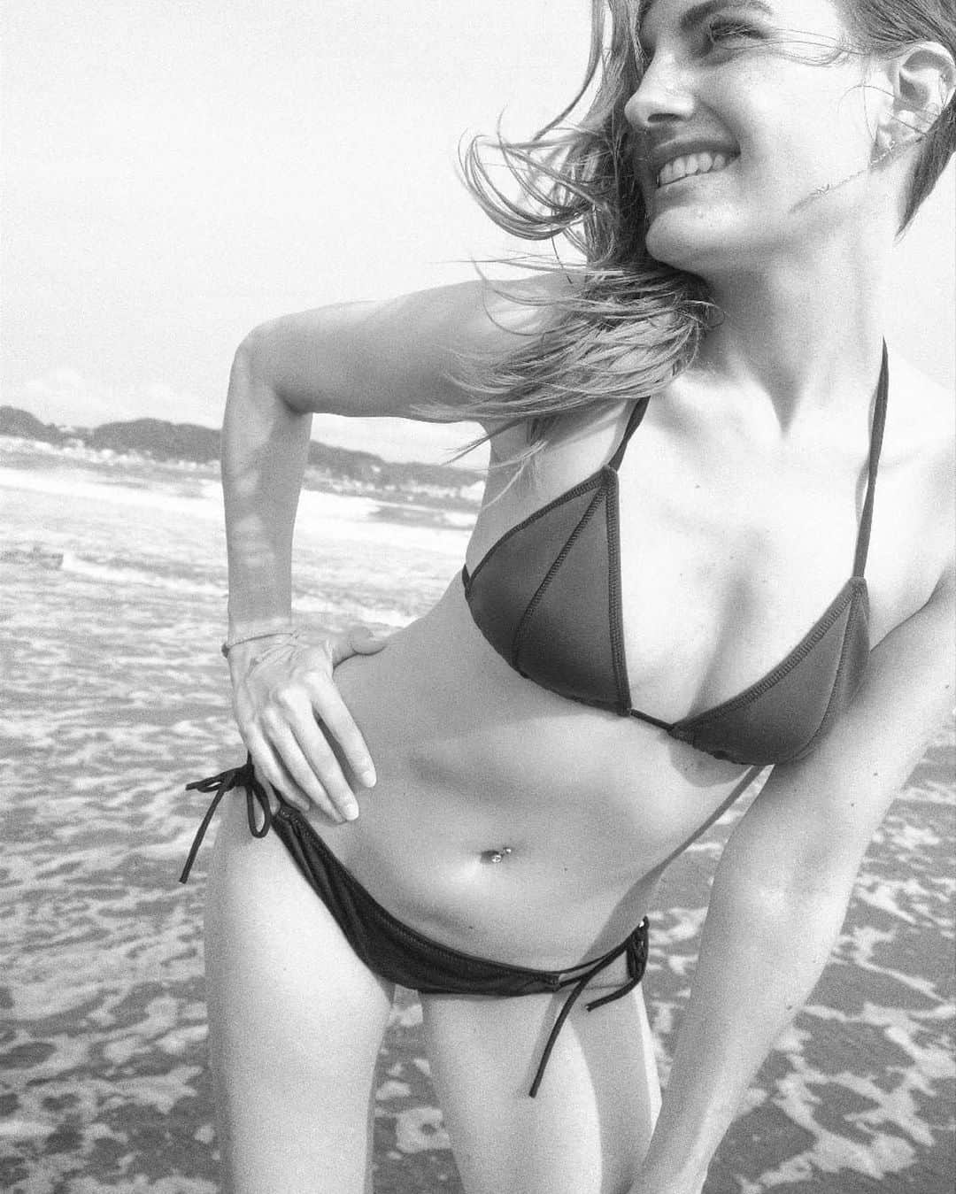 玲奈マリーのインスタグラム：「My body is (too slowly😾) returning to normal weight. They say pregnancy ruins your body but I have no ugly stretch marks or anything👏🏽(photo from 2 years ago)  この体に戻ろうー！💪🏼 . . . . . . . . . . . . . #bikini #beach #thinspo #bouncing back #model #japan #fashionmodel #tokyomodel #summer #skinny #postpartum #湘南 #鎌倉 #江ノ島 #海 #モデル #夏 #玲奈マリー #撮影 #撮影モデル #産後 #ビキニ #新米ママ」