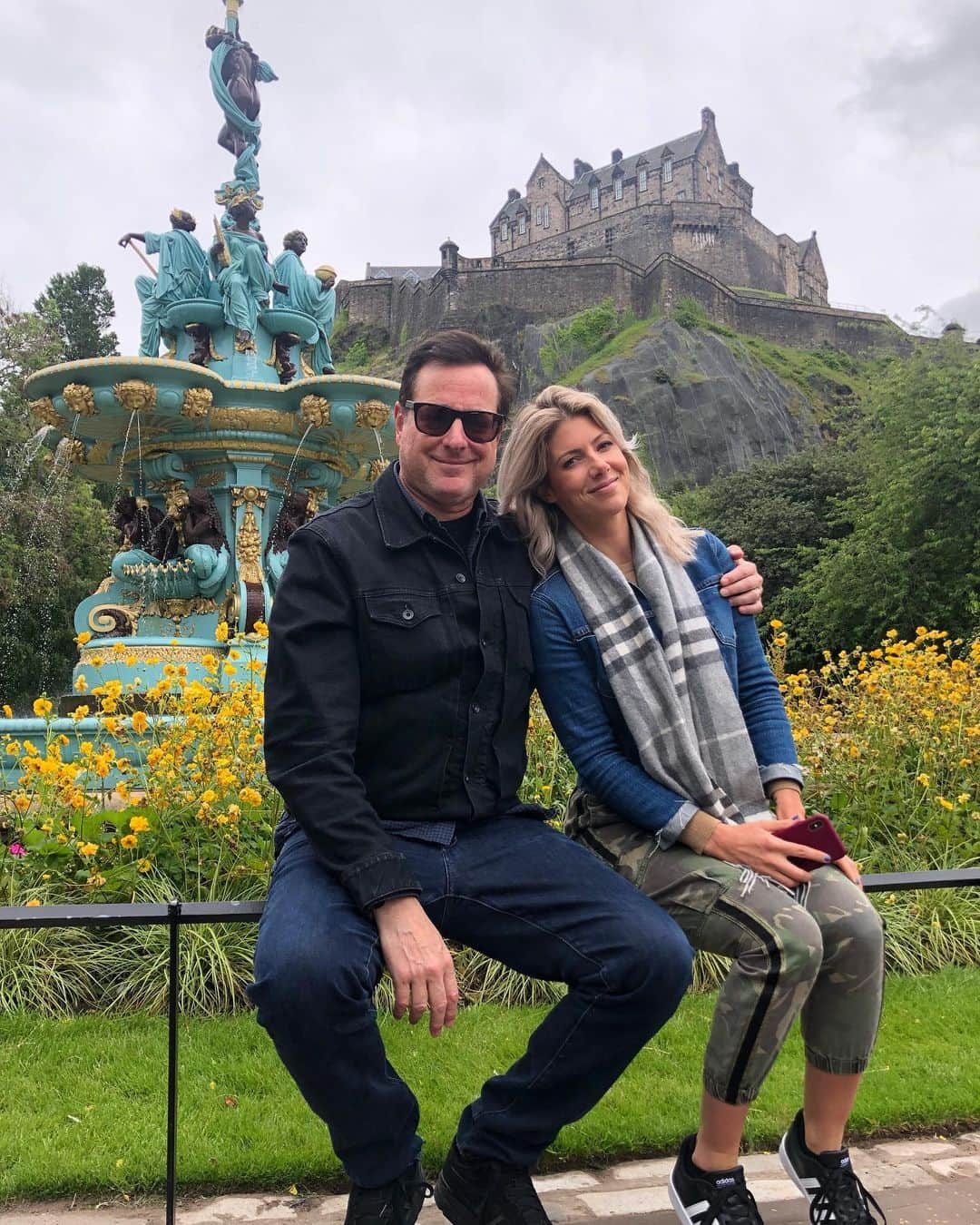 ボブ・サゲットさんのインスタグラム写真 - (ボブ・サゲットInstagram)「Obligatory Scotland tourist photo: A castle, a fountain and a beautiful wife. So happy they’re all mine.」7月4日 22時18分 - bobsaget