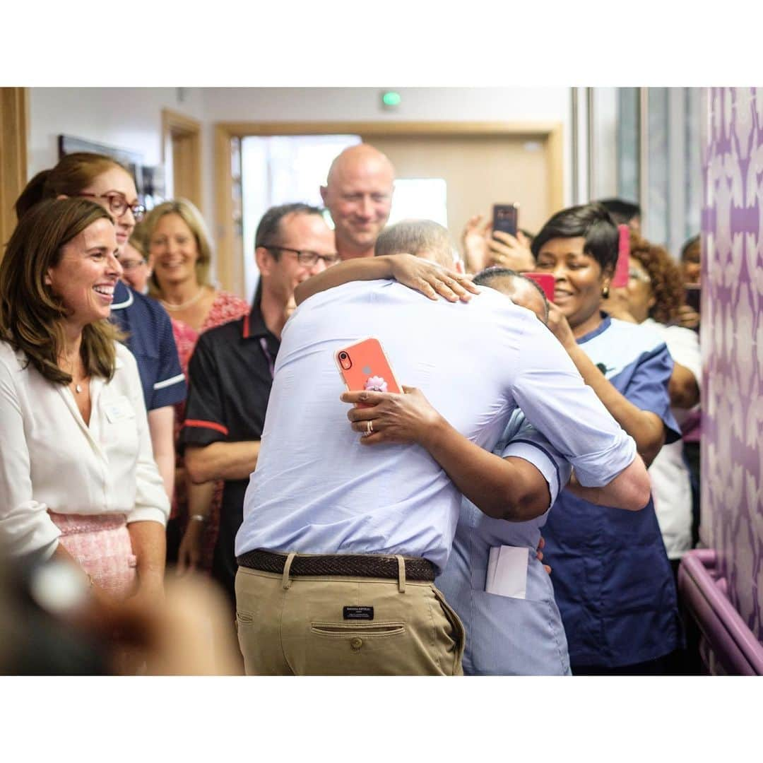 ウィリアム（ケンブリッジ公）さんのインスタグラム写真 - (ウィリアム（ケンブリッジ公）Instagram)「The Duke of Cambridge, President of The Royal Marsden NHS Foundation Trust, visited The Royal Marsden in Chelsea to learn about the psychological support being offered to staff, patients and their families.  The Royal Marsden opened its doors in 1851 as the world’s first hospital dedicated to cancer diagnosis, treatment, research and education. Now, it is the largest and most comprehensive cancer centre in Europe, treating and seeing over 50,000 NHS and private patients every year. Read below and swipe to see the stories of some of those that he met:  2. Meeting Aly, Matron at the Bud Flanagan Unit. At end of 2017 Aly took time off work with stress, compassion fatigue and depression. Aly said: It was a very upsetting and difficult time, but with the support of my family, GP and The Royal Marsden team, I not only got through it, I came back stronger than ever.  3. With Julie, who was diagnosed with throat cancer in 2014. Following treatment and remission, the cancer came back in 2018 and she received robotic surgery at The Royal Marsden. Julie received psychological support to deal with her relapse and treatment impact, together with speech and language therapy to get her speech and eating back to a ‘new’ normal.  4/5/6. Visiting the Ellis Ward, which specialises in the care of female patients undergoing investigations and treatments for breast, gynaecological, urological and gastrointestinal cancers.  7/8. In January this year, The Royal Marsden announced the sudden death of Professor Martin Gore, who was their Medical Director for 10 years and a Trustee of The Royal Marsden Cancer Charity. The Duke met Professor Gore’s widow, Pauline Gore, and some of his closest colleagues.  9/10. The staff of the Royal Marsden work tirelessly to continue to make a national and global contribution to cancer research and treatment, so that more people are cured and quality of life is improved for those living with cancer. The Duke met staff to thank them for their incredible work. 📷 Kensington Palace  @royalmarsden #RoyalMarsden」7月4日 22時19分 - princeandprincessofwales