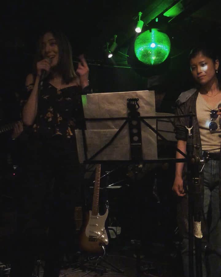 ステファニーのインスタグラム：「Duet with my bestie @mutant7188  毎月第2木曜日の19:30から渋谷のルームでジャムだよーん👾入場無料、チップインライブです。お次は7/11(木)、美味しいお酒で喉を潤しに、そして楽しい時間を過ごしに是非！遊びに来てねー！！ "Jam In the Base" every second Thursday of the month from 19:30 at @theroom_shibuya Charge free, Tip in live😘🎉」