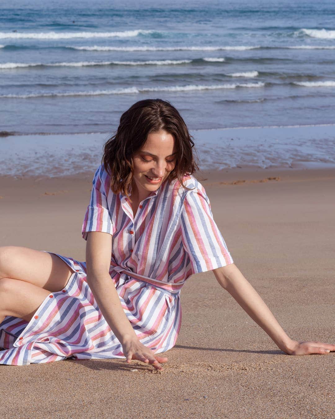 ベンシモンのインスタグラム：「Un peu de soleil, la plage et cette robe parfaite... l'été peut commencer ! . Deuxième démarque ☀️ -10% supplémentaire sur les pièces soldées, c'est le moment d'en profiter ! Livraison offerte dès 50€ d’achats et retour gratuits 😉 🇬🇧 All you need for this Summer is sun! And this perfect dress... . Second discount ☀️ Benefit from an additional of 10% off on our pieces on sales, this is the time to enjoy! #bensimon #sales #soldes #pe19 "」