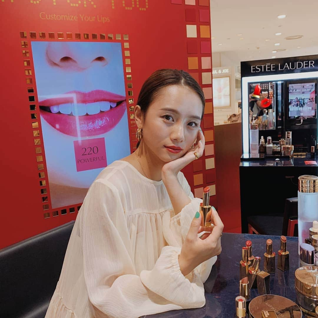 伊原葵さんのインスタグラム写真 - (伊原葵Instagram)「LIPS FOR YOU💋　@esteelauderjapan . . 昨日は伊勢丹新宿で期間限定 オープン中のESTEELAUDERへ♡" 先行発売されているピュアカラー デザイアリップスティックを 一足お先にっ🙊💄 私は、101.311.112がお気に入り♡ 塗り心地◎発色◎だったよ！💄 伊勢丹新宿限定プリントキャップや 名前も彫刻してくれるから みんなもぜひ行ってみてね♡ 7/9までやっているよー🍒 . . #LipsToEnvy#LipsForYou#pr#lip#ESTEELAUDER#エスティローダー」7月4日 22時27分 - aoi186