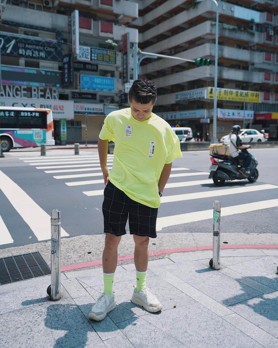 のインスタグラム：「気分は夏です。胸についているのはシールです。 ブランドはタグつけました🙆🏻‍♂️ . 今日のYouTubeで台湾動画ラストなので見てね🙆🏻‍♂️プレゼント企画もやってるよ🌹 . #0704」