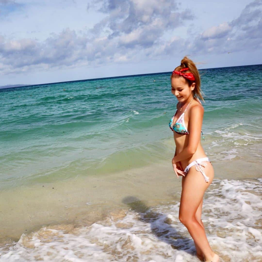 LORYのインスタグラム：「沖縄に行ってきたの🌴🌺✨ 最高なチームで本当に楽しすぎる撮影でした🥳🧡🧡 またこのメンバーでお仕事したいなぁ🥰 ありがとうございました☀️ . 水着持ってって合間にちょこっと海へ🏖 #okinawa #shooting #looory #bikini #beach」
