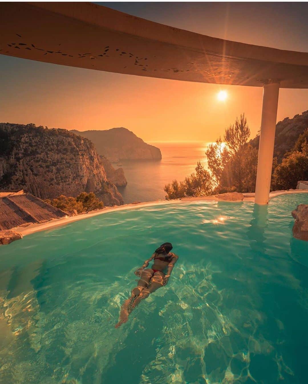 Discover Earthさんのインスタグラム写真 - (Discover EarthInstagram)「This pool in Ibiza just has the perfect sunset view ! What do you think about it ? 🌅🇪🇸 Tag someone you would want to go there with ! — 📍#DiscoverSpain — 📸 Photo by @florina__toma」7月4日 22時38分 - discoverearth