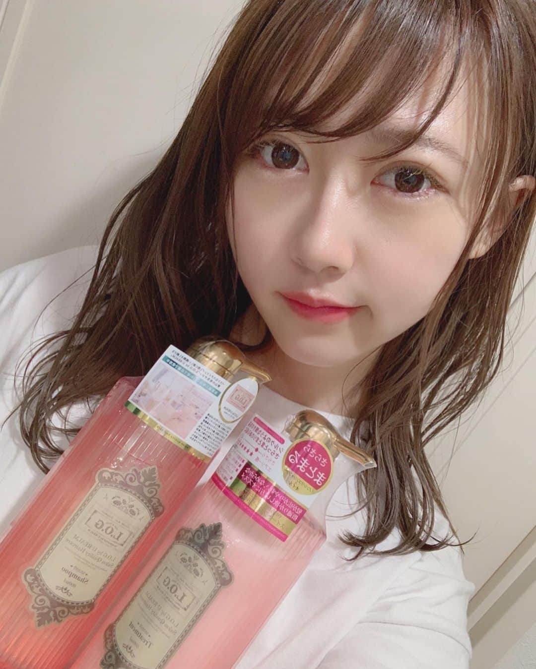 塚本美玲さんのインスタグラム写真 - (塚本美玲Instagram)「ラベンダーカラー💇‍♀️﻿ (@logtsukasa)にトリートメントとカラーしてもらって梅雨のじめじめ髪の毛生き返った✨﻿ ﻿ LOGのシャンプーめっちゃいい匂い♡♡﻿ メロンみたいな匂いするの🍈🍈﻿ ﻿ ﻿ ﻿ ﻿ ﻿ ﻿ ﻿ ﻿ ﻿ ﻿ ﻿ #haircolor#change#hair#salon#美容院#log#渋谷#good#instagood#instalike#ラベンダーカラー#ヘアカラー#Needs#アイドル」7月4日 22時38分 - mire_nyan