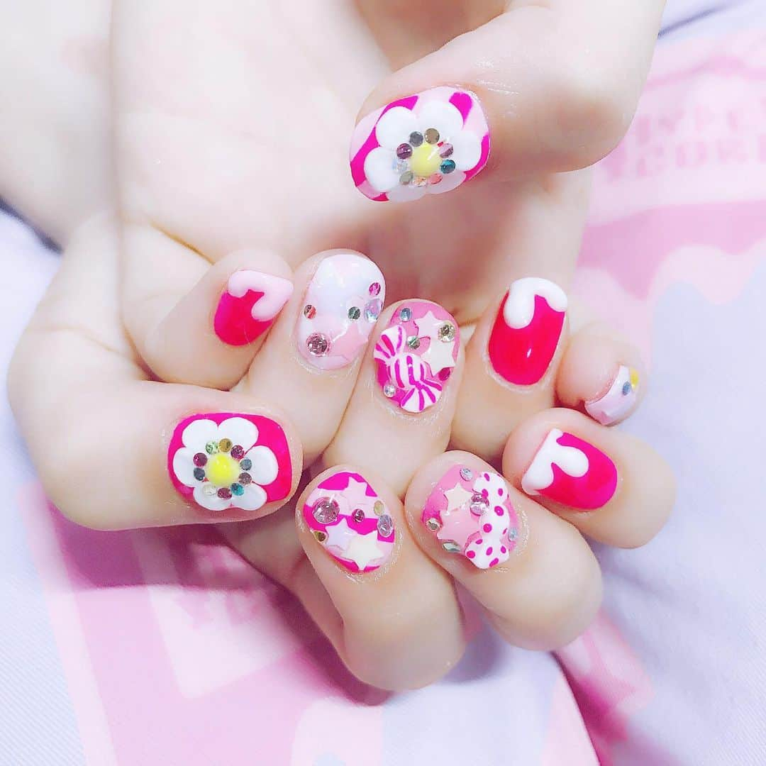 なかやまちえこさんのインスタグラム写真 - (なかやまちえこInstagram)「Pink！ #nail #nails #nailart #ネイル #美甲 #ネイルアート  #clou #nagel #ongle #ongles #unghia #japanesenailart #manucure #네일 #젤네일 #네일아트 #네일리스트 #japanesenails #manicurist #gelnails #ピンクネイル #pinknails #デコネイル #紅林大空 ちゃん」7月4日 22時31分 - chiekonakayama