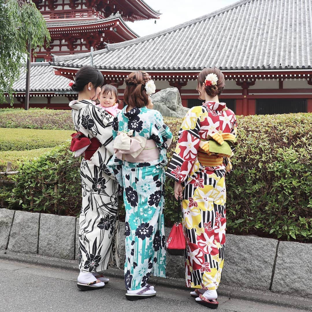 Eri Satoのインスタグラム：「先日の、着物で浅草散歩の続き👘 · @haruru0724  @yuca0614 二人が選んだ着物の柄もとっても素敵😍 髪型も可愛いよね！ 自分じゃここまで出来ないからありがたい✨ · 浅草愛和服( @aiwafuku )にはお洒落な着物や浴衣がたくさん揃っていましたよ💕 着物レンタル 浅草愛和服で検索してみて🔍 HP:http://aiwafuku.com/ · 毎度カメラ目線バッチリな娘すごいわぁ🤣🤣🤣 blogにも書いたので @satoeri626 のトップのURLから見てみてね👀 · Casting By @woomy.beauty · #浅草愛和服#浅草#着物#浴衣#着付け#浅草散歩#観光#浅草観光#女子会#女子旅#レンタル着物#レンタル浴衣#fashion#浴衣コーディネート#着物コーディネート#日本#日本文化#インスタ映えスポット#インスタ映え#japan」