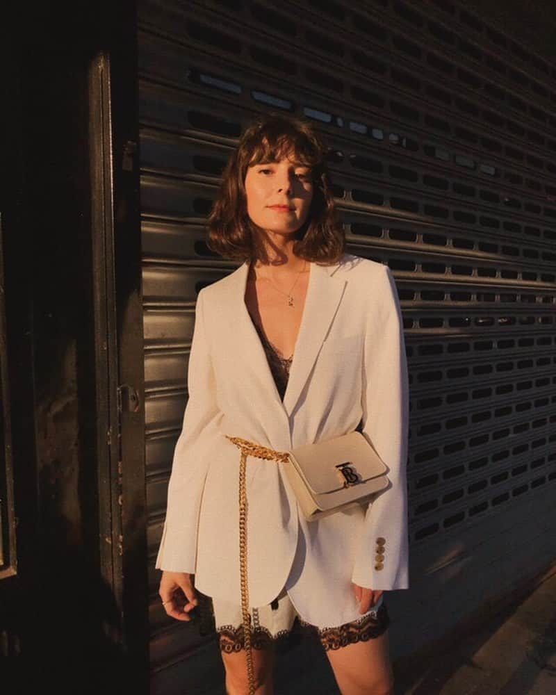 Burberryさんのインスタグラム写真 - (BurberryInstagram)「@alyssainthecity captured at sunset, styling the belted leather TB bag in vanilla over soft tailoring . #InBurberry #TheTBbag #ThomasBurberryMonogram #TBRT #BurberryGeneration」7月4日 22時34分 - burberry