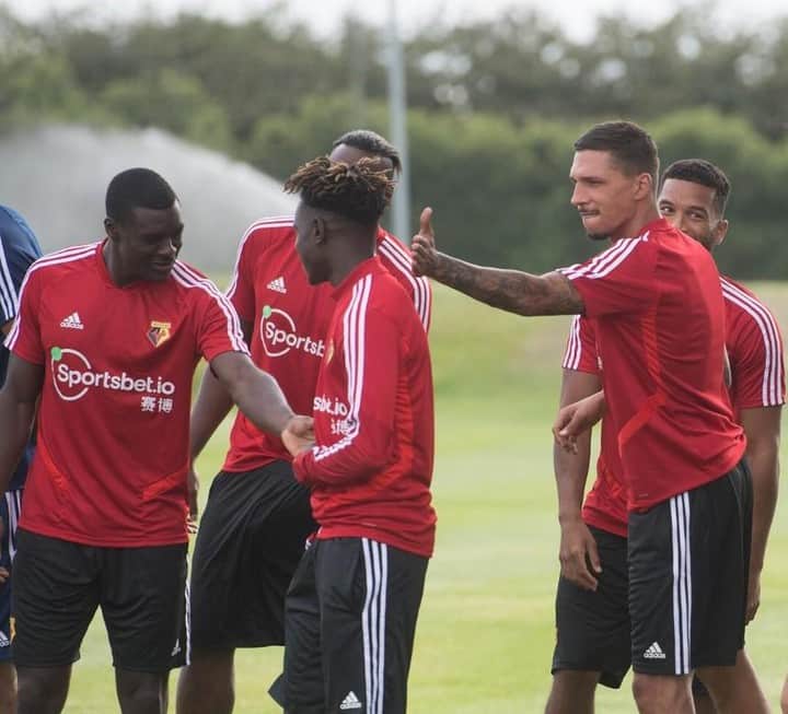 ヨゼ・ホレバスのインスタグラム：「What do you think the boy @dquina did to deserve it?⁠ ⁠ ⁠ #letsgo #nikefootball #hornets #watfordfc #watford #preseason #training」