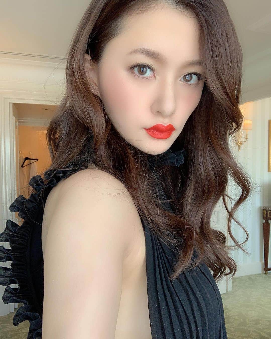 のインスタグラム：「GIVENCHYのショーでは、ドレスもGIVENCHYで✨いつもと違う雰囲気で赤リップも塗ってみた💄✨ . 誰にでも似合うオレンジ寄りの赤リップ教えていただいたから、また今度挑戦してみたい😘💋 . I wore a Givenchy dress and put on a red lip.  I was a little nervous because it was my first time wearing a red lip.  But I want to try again💋 . #givenchy  #hautecouture #hautecoutureweek #fashionweek #fashionblogger #fashion #paris #france  #dress #trip #travel #travelgram #travelphotography #fashionshow #showroom #パリ #ファッションウィーク #ジバンシー  #redlip #hairmake」