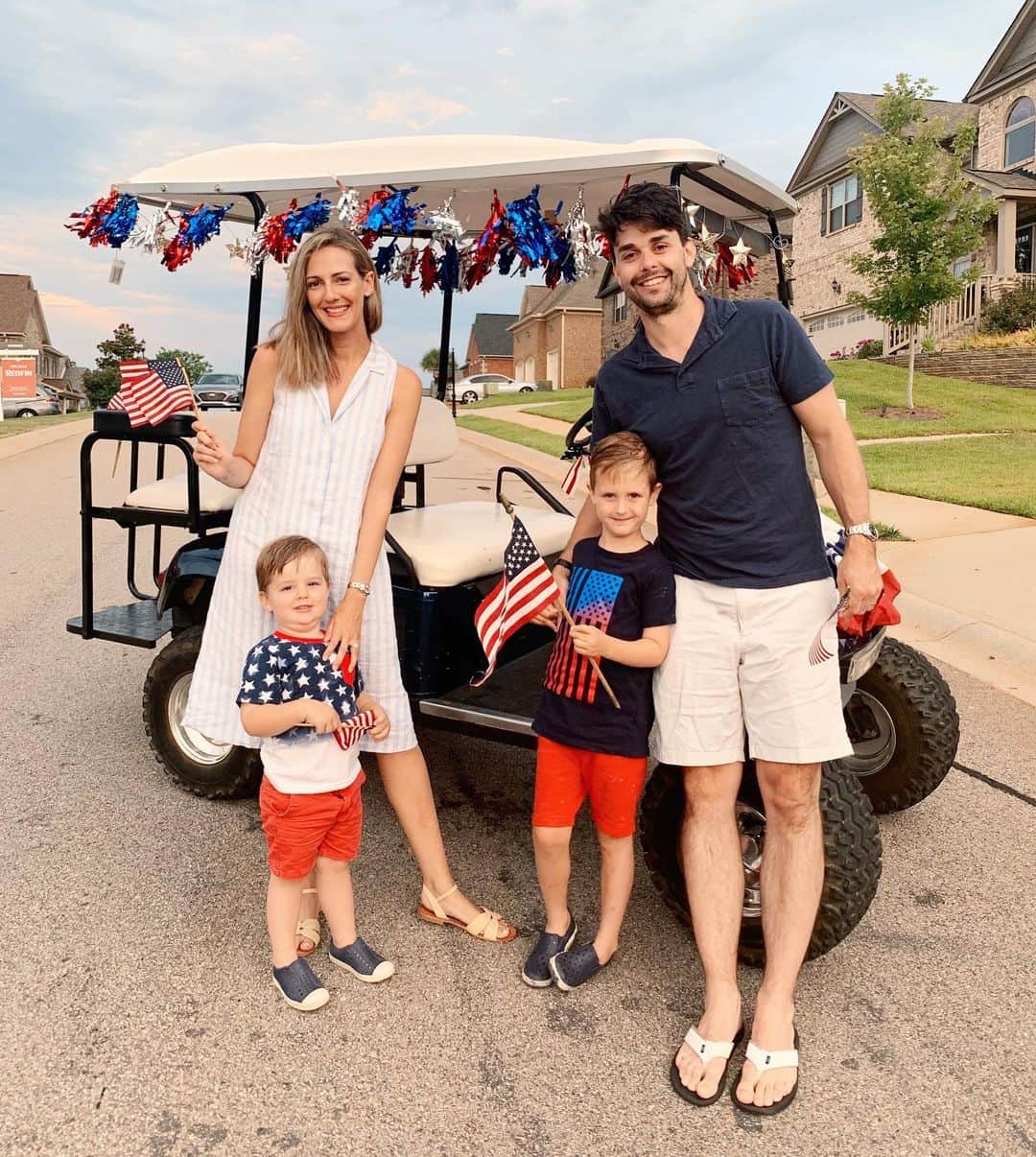 Anna Jane Wisniewskiのインスタグラム：「Living that southern community life, complete with golf cart, at my big sister’s house this week.  You know it’s been a fun vacation when you’re basically in a swimsuit and coverup the whole time 👌🏻 They say you don’t vacation with kids but when you’re with family and there are older cousins to watch and play with your little ones all day, that feels like a vacay to me 👏🏻 Happy 4th of July! 🇺🇸」