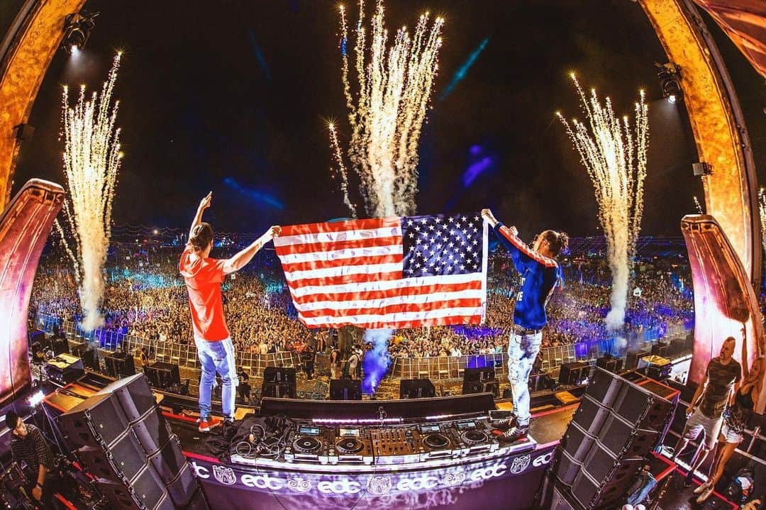 Dimitri Vegas & Like Mikeさんのインスタグラム写真 - (Dimitri Vegas & Like MikeInstagram)「Happy 4th of July to all our American fans!! How are you celebrating?? 🇺🇸🇺🇸」7月5日 8時23分 - dimitrivegasandlikemike